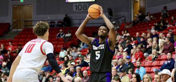 Tomley scores 21 as Weber State takes down Utah Tech 73-71