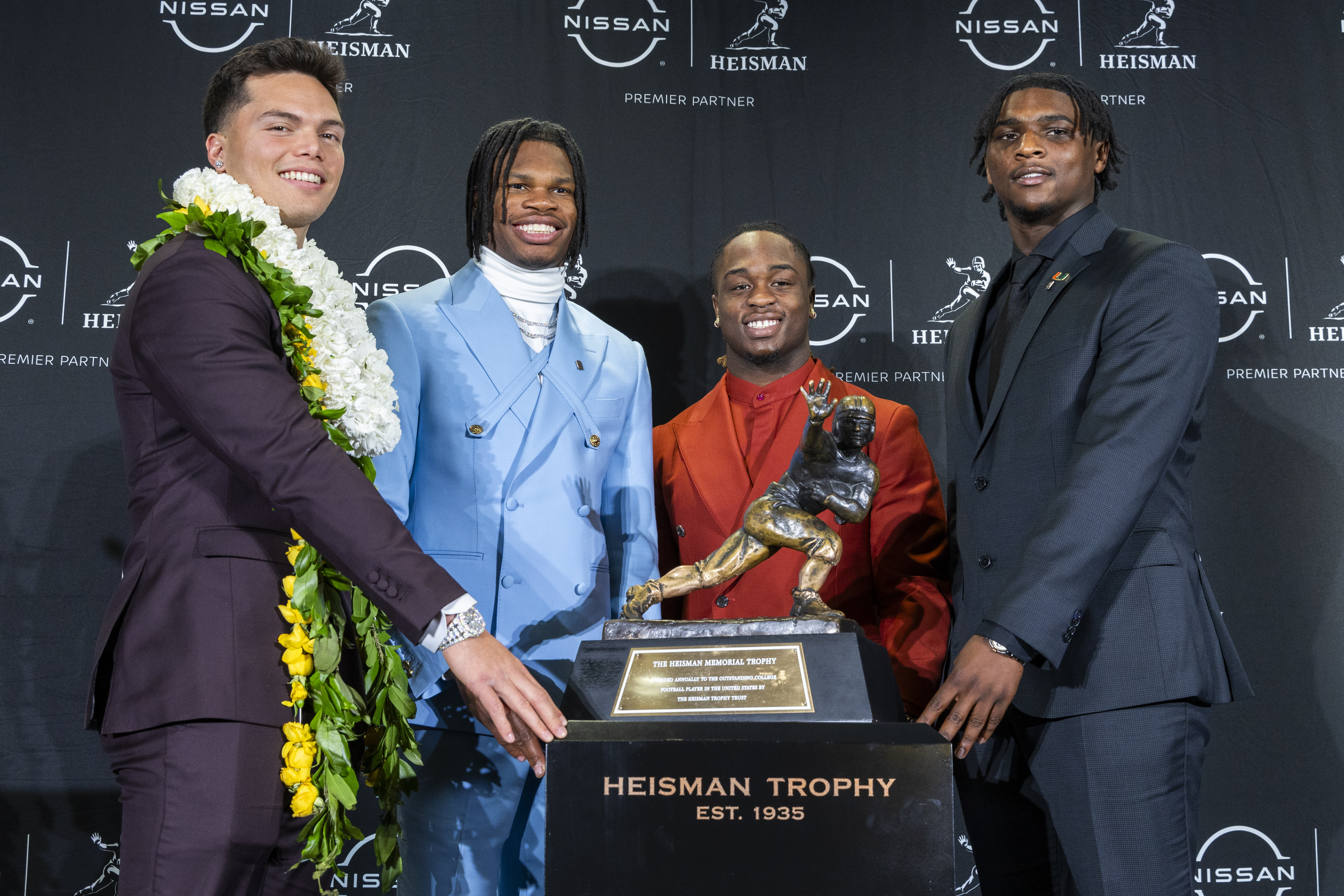 Colorado 2-way star Travis Hunter wins Heisman Trophy as college football's top player