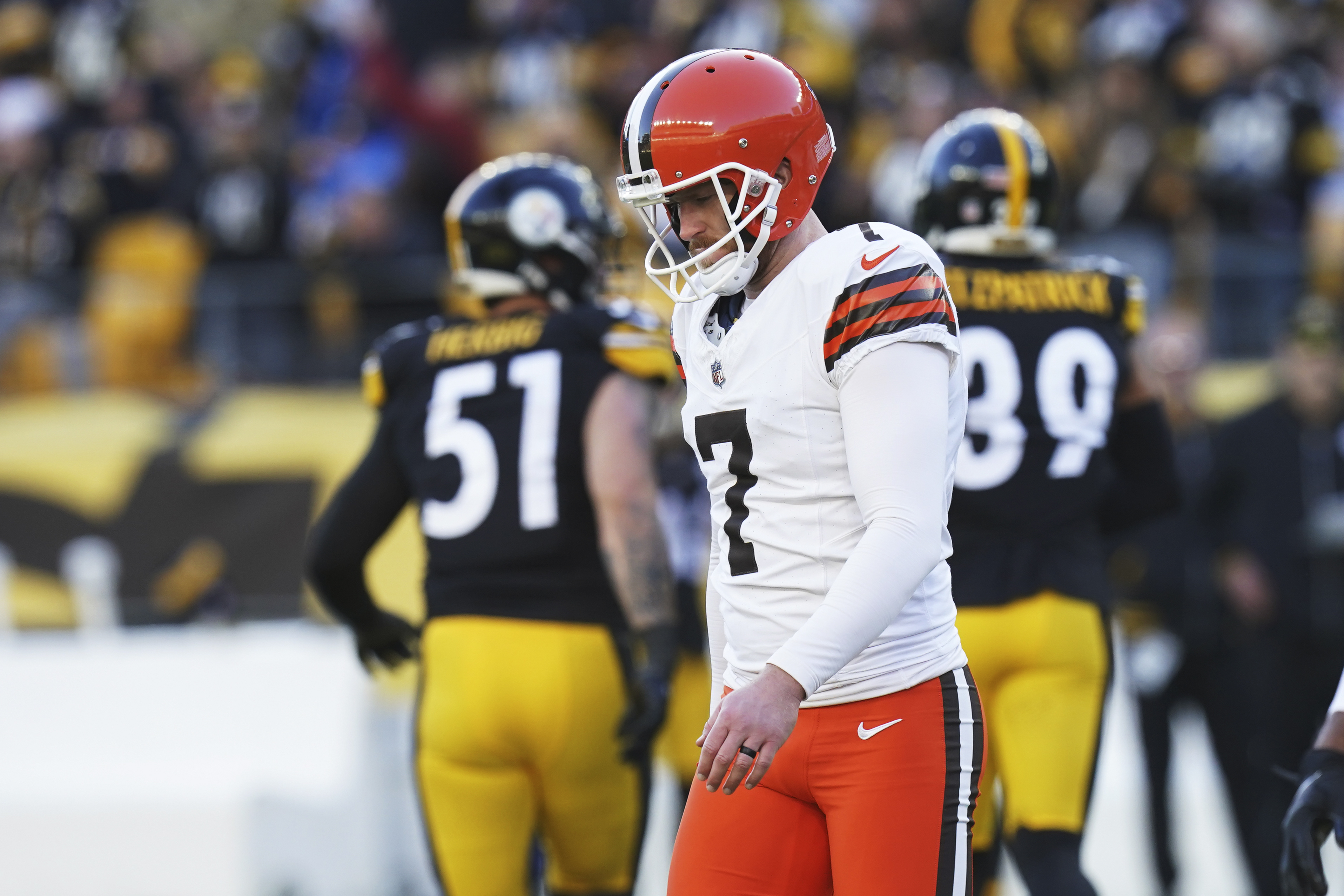 Cleveland Browns place kicker Dustin Hopkins (7) walks off the field after missing a field goal in the second half of an NFL football game against the Pittsburgh Steelers in Pittsburgh, Sunday, Dec. 8, 2024.