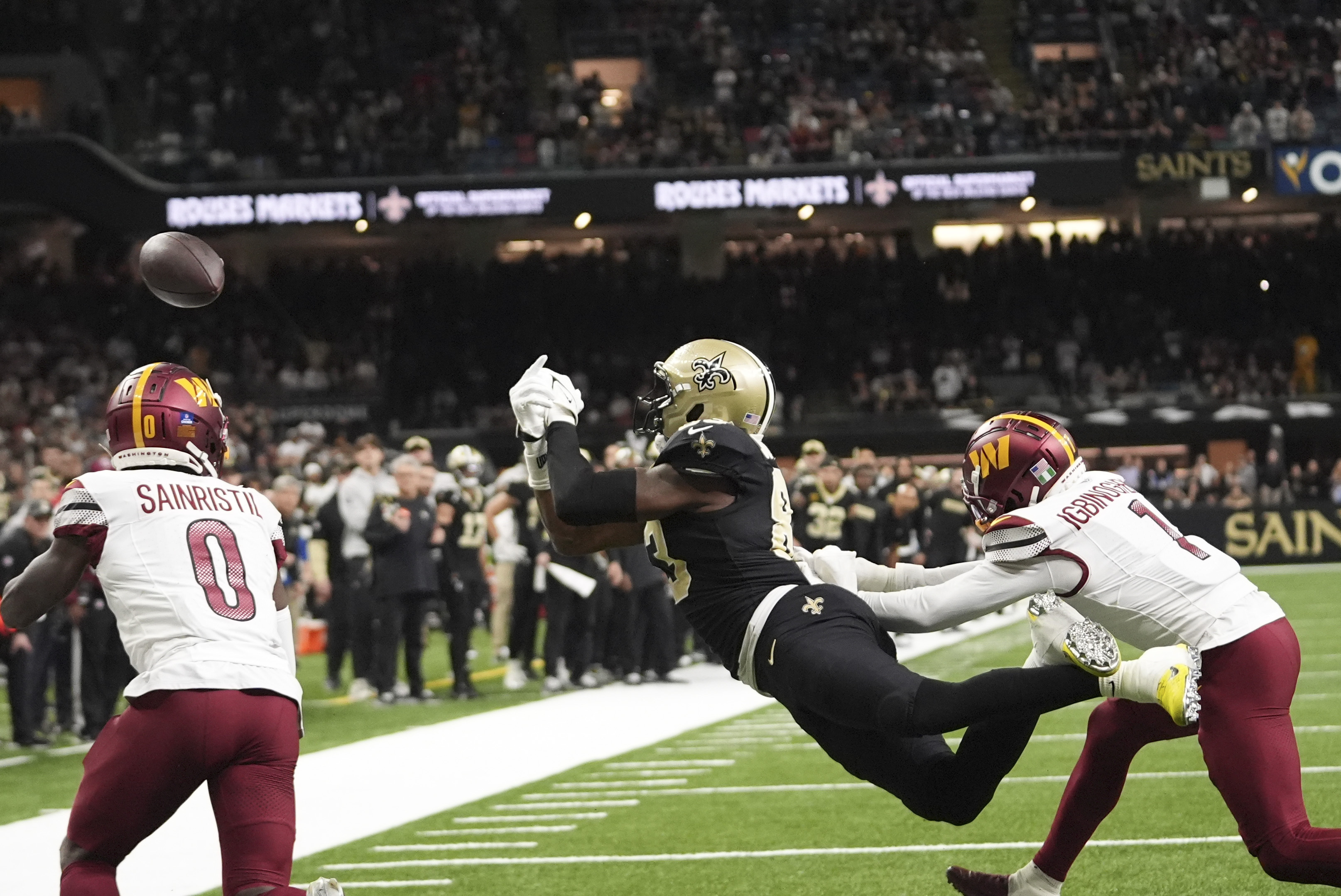 New Orleans Saints tight end Juwan Johnson (83) missed a two point conversion in the second half of an NFL football game against the Washington Commanders in New Orleans, Sunday, Dec. 15, 2024. 