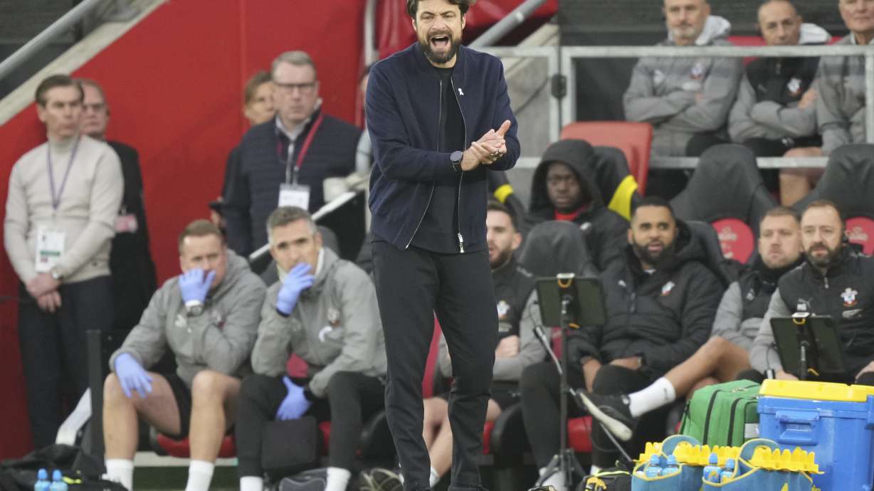 Southampton's head coach Russell Martin reacts during the English Premier League soccer match between Southampton and Liverpool in Southampton, England, Sunday, Nov. 24, 2024.