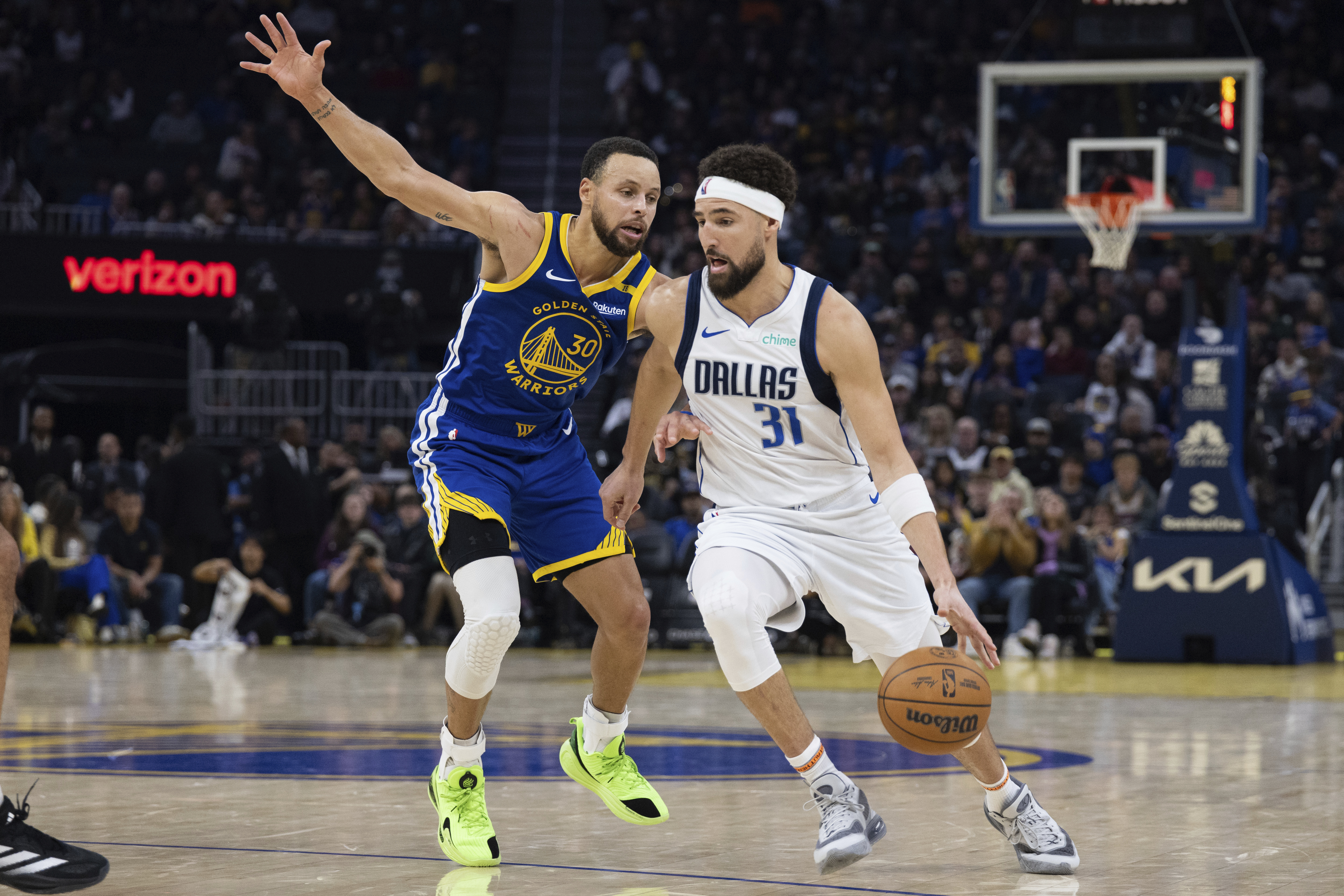 Golden State Warriors guard Stephen Curry (30) defends against Dallas Mavericks guard Klay Thompson (31) during the first half of an NBA basketball game Sunday, Dec. 15, 2024, in San Francisco. 
