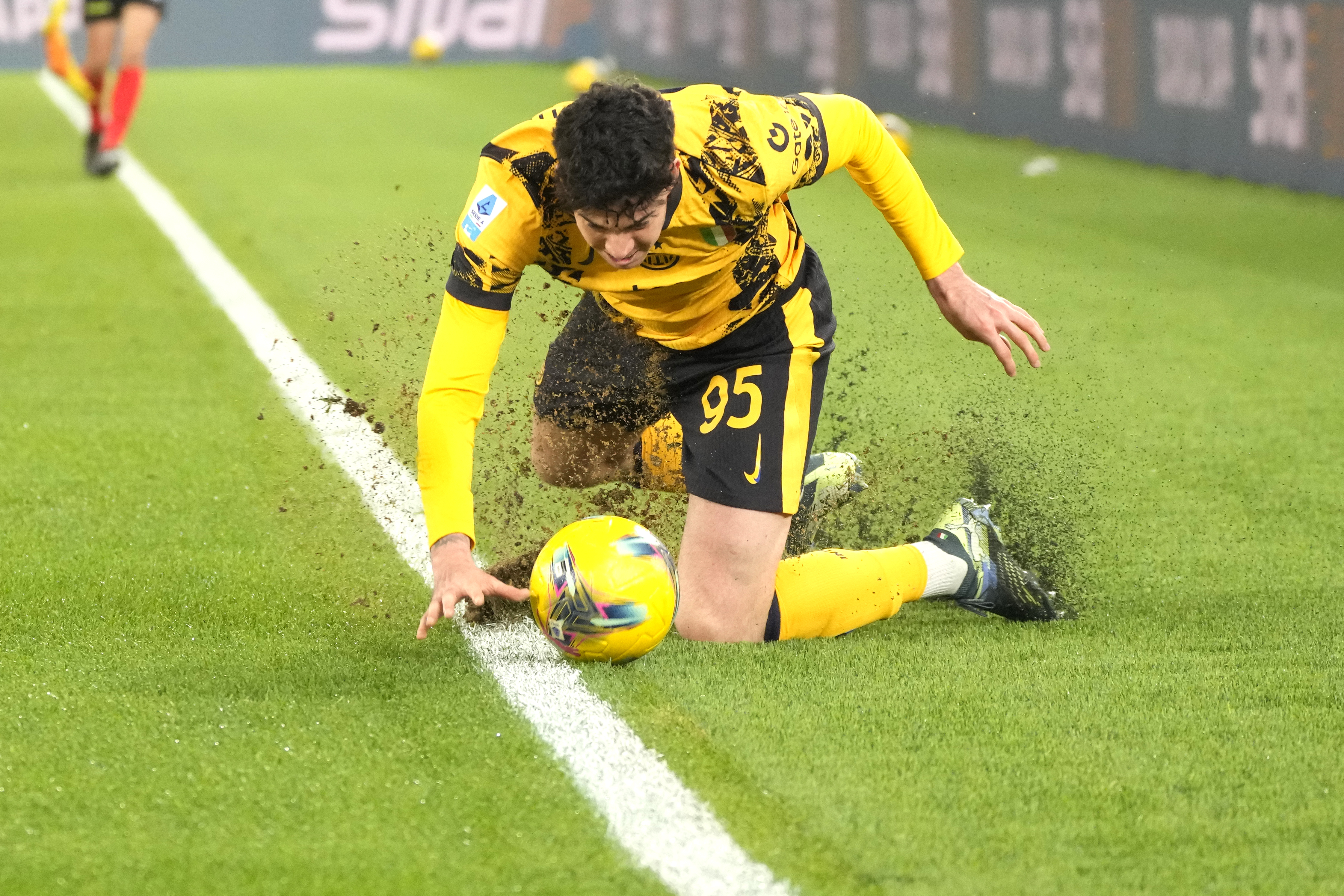 Inter Milan's Alessandro Bastoni in action during the Italian Serie A soccer match between Lazio and Inter at Rome's Olympic Stadium, Rome, Italy, Monday, Dec. 16, 2024. 
