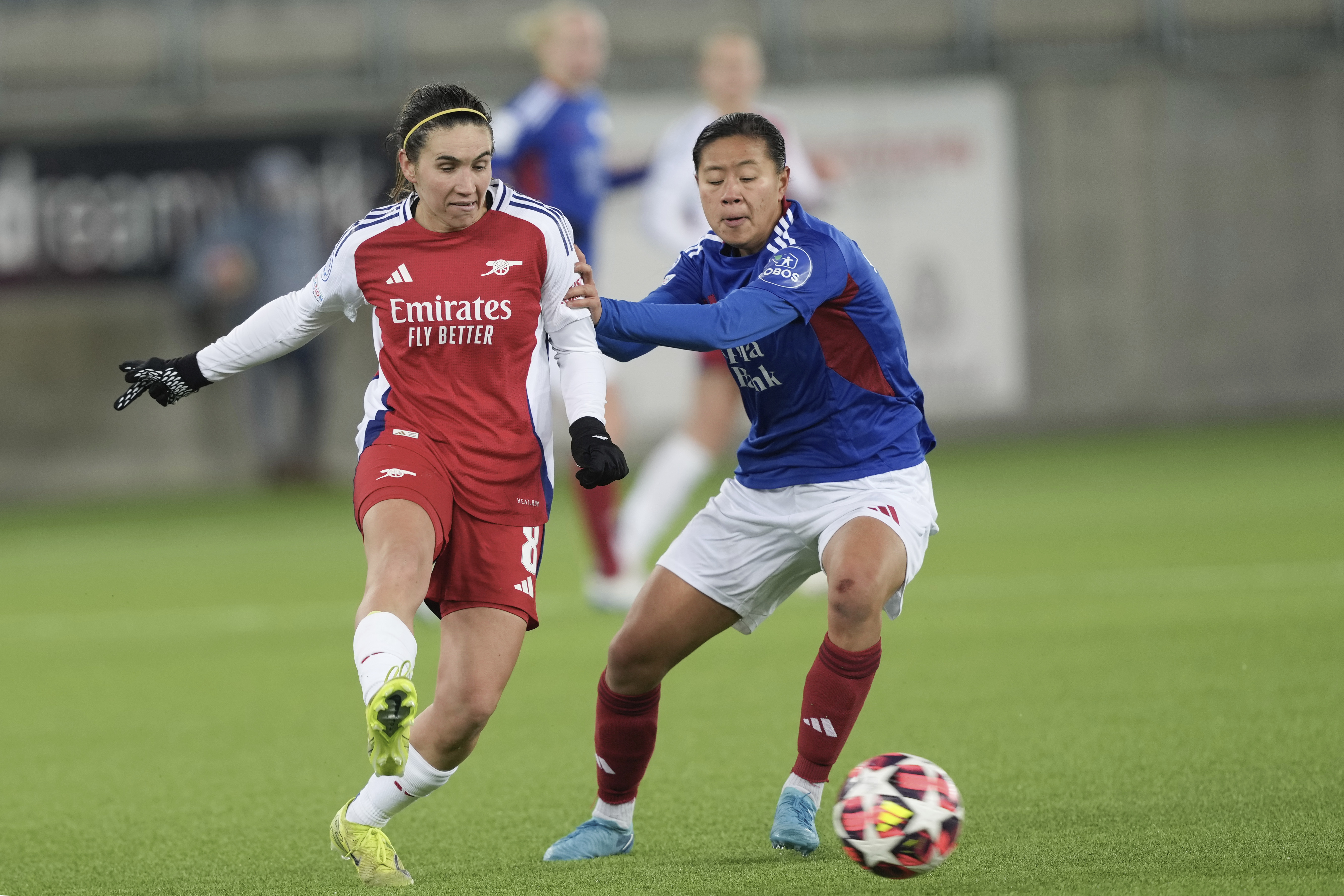 Vålerenga's Ylinn Tennebø, right, and Arsenal's Mariona Caldentey in action during the Champions League soccer match between Vålerenga and Arsenal at Intility Arena, Oslo, Thursday Dec. 12, 2024. (Terje Bendiksby/NTB via AP