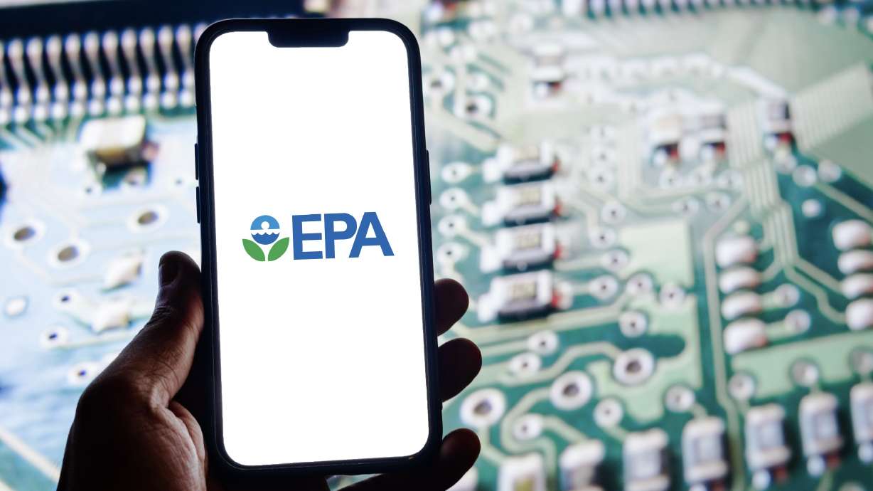 EPA officials say the owners of a Salt Lake City apartment complex agreed to pay a settlement amid allegations that they failed to notify tenants of lead-based paint hazards.