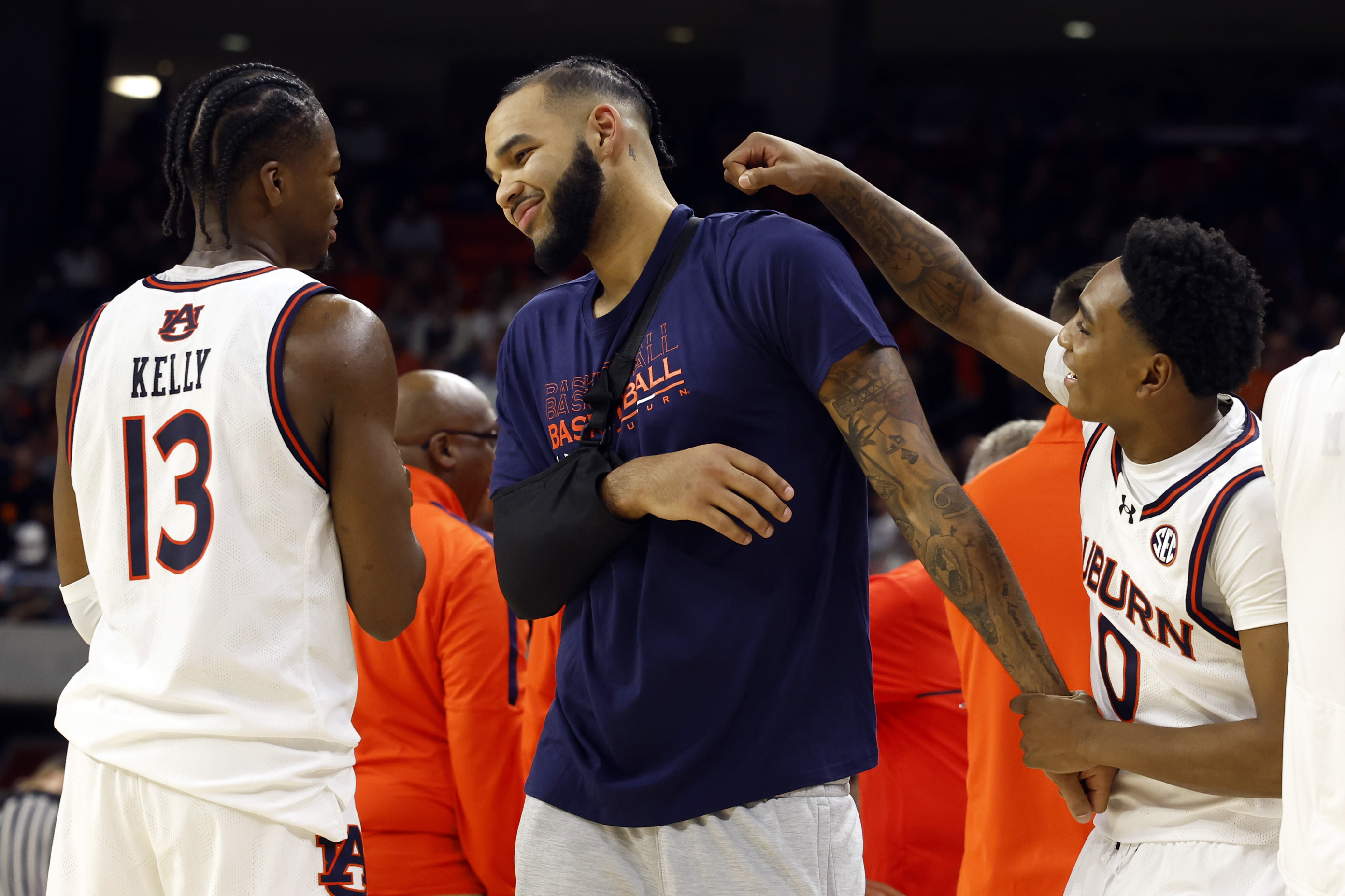 Auburn standout center Johni Broome injures right shoulder in victory over Georgia State