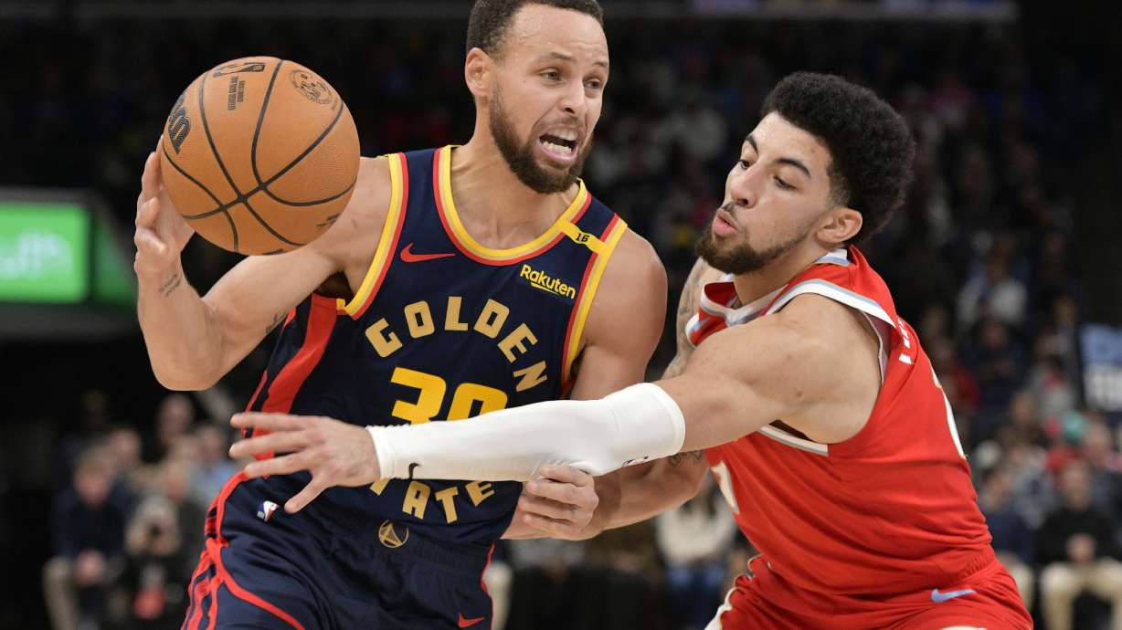 Golden State Warriors guard Stephen Curry (30) drives against Memphis Grizzlies guard Scotty Pippen Jr., right, in the first half of an NBA basketball game Thursday, Dec. 19, 2024, in Memphis, Tenn.