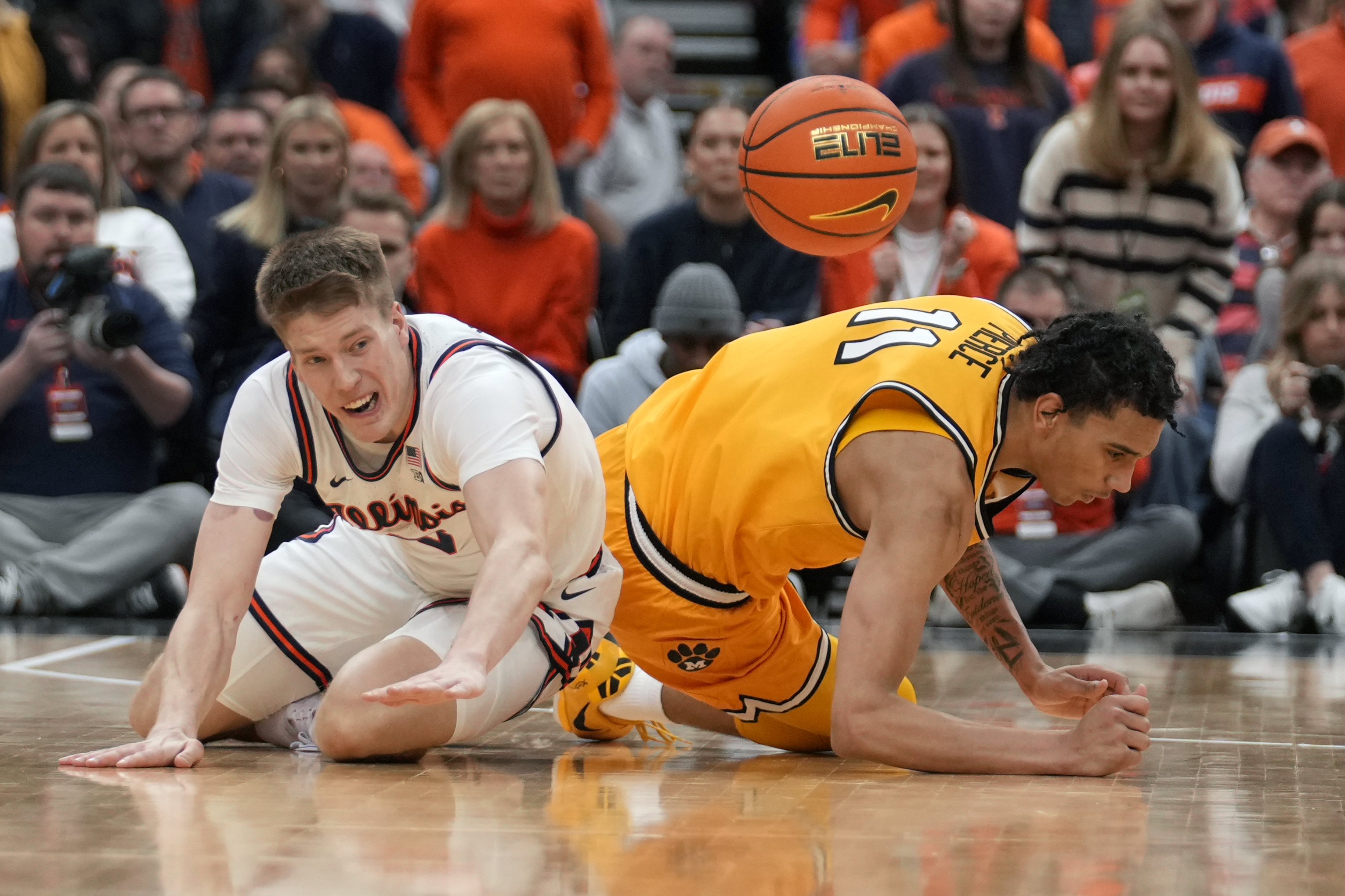 Illinois' Ben Humrichous, left, and Missouri's Trent Pierce dive after a loose ball during the second half of an NCAA college basketball game Sunday, Dec. 22, 2024, in St. Louis. 