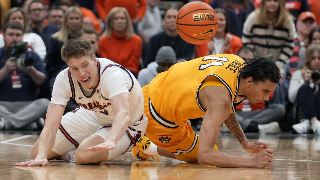 Illinois' Ben Humrichous, left, and Missouri's Trent Pierce dive after a loose ball during the second half of an NCAA college basketball game Sunday, Dec. 22, 2024, in St. Louis.