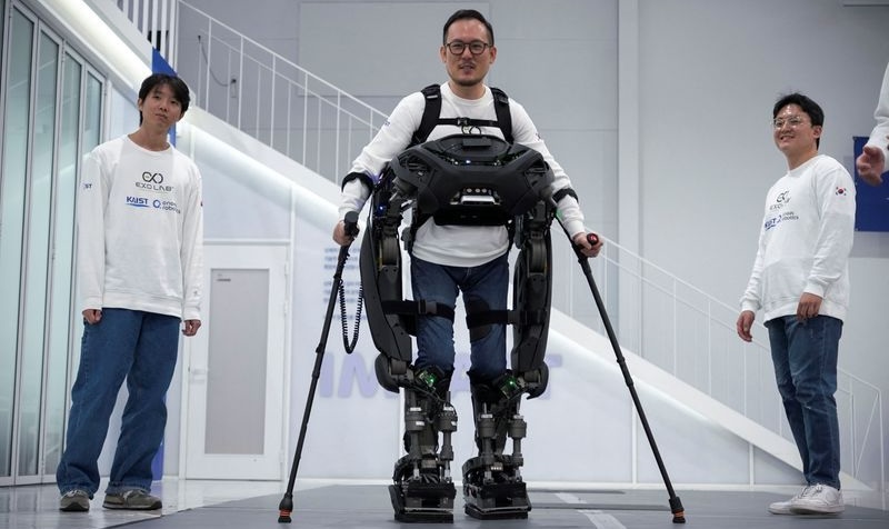 Kim Seung-hwan, who is a paraplegic, demonstrates the prototype of exoskeleton robot in Daejeon, South Korea, Nov. 27.