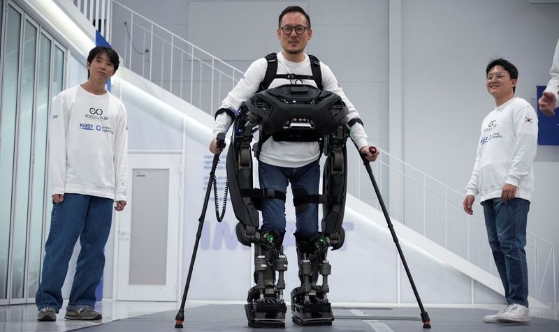 WalkON Suit F1: Exoskeleton Robot Allows Paraplegics to Walk and Climb Stairs