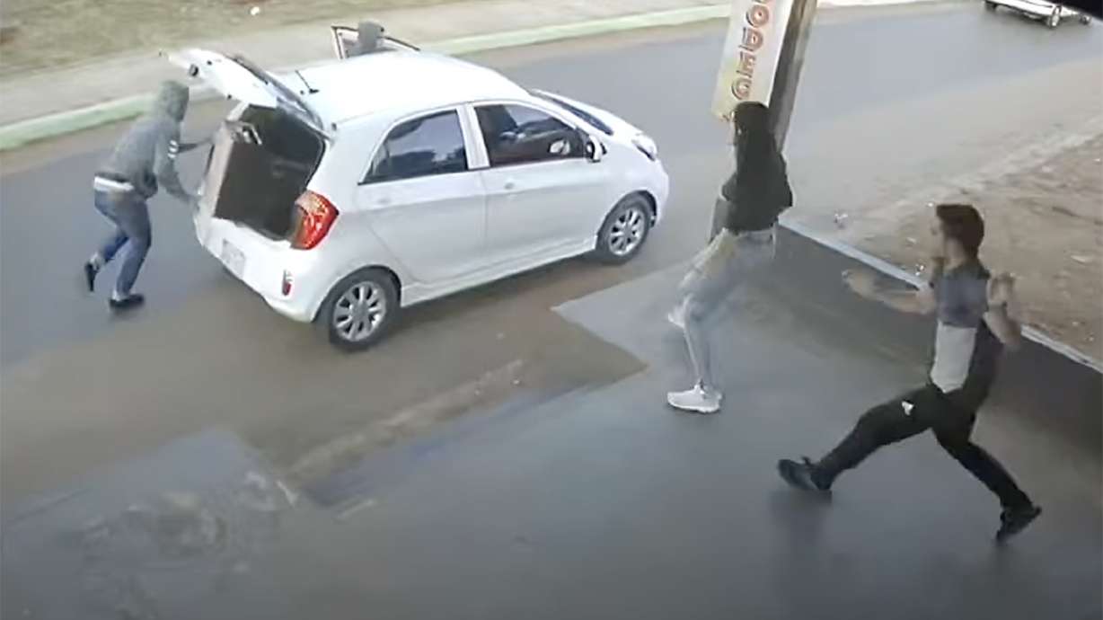 Retailers show that they were faster than the person apparently trying to steal from them in Paraguay.