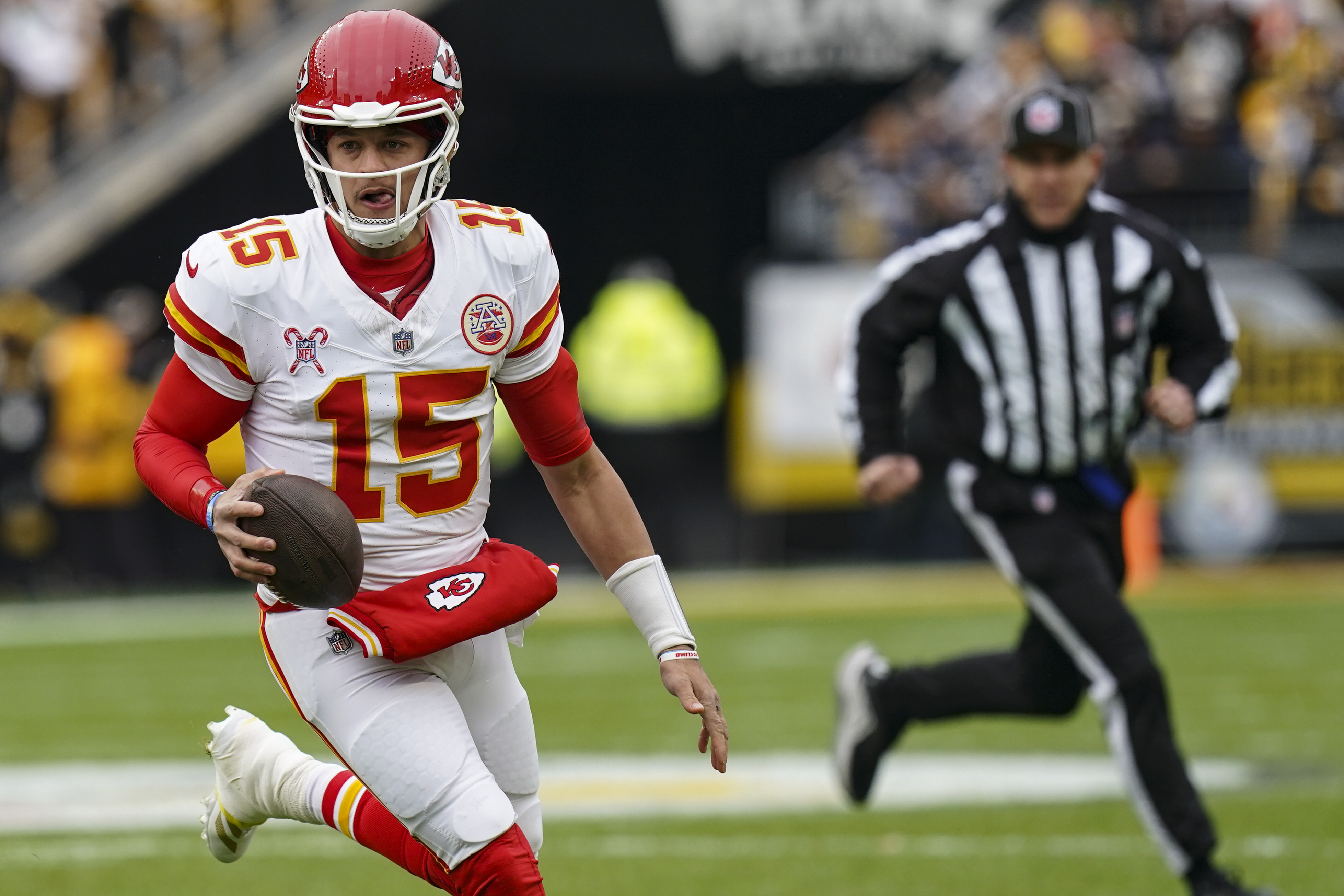 Mahomes throws 3 TDs as Chiefs clinch AFC's top seed by breezing past the skidding Steelers 29-10