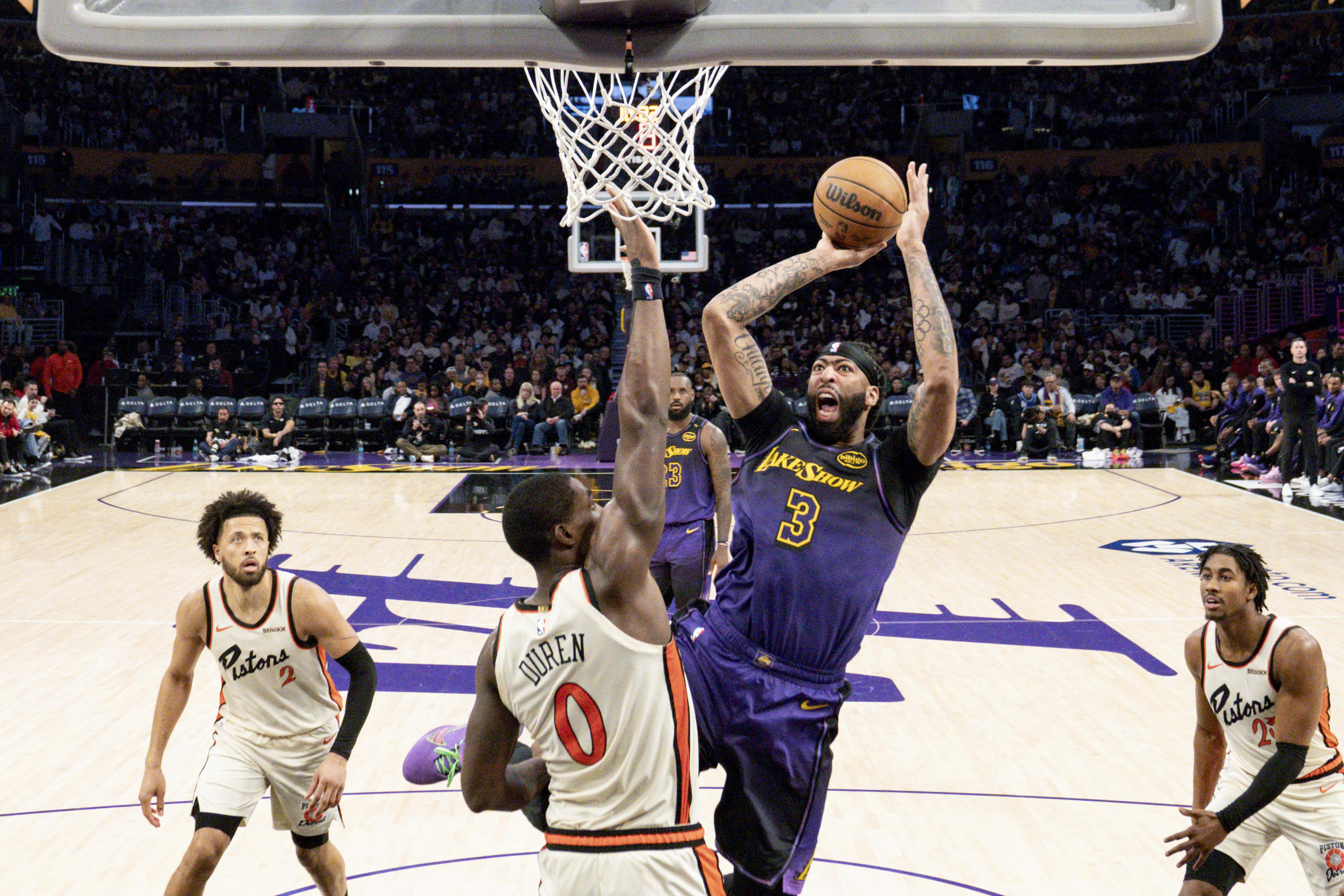 Lakers big man Anthony Davis exits Christmas game with sprained left ankle