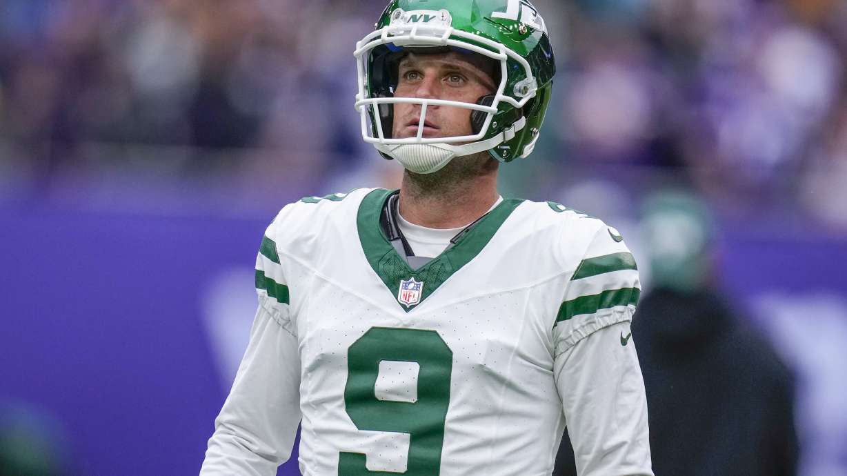 FILE - New York Jets place kicker Greg Zuerlein warms up before an NFL football game against the Minnesota Vikings, on Sunday, Oct. 6, 2024, at the Tottenham Hotspur stadium in London.