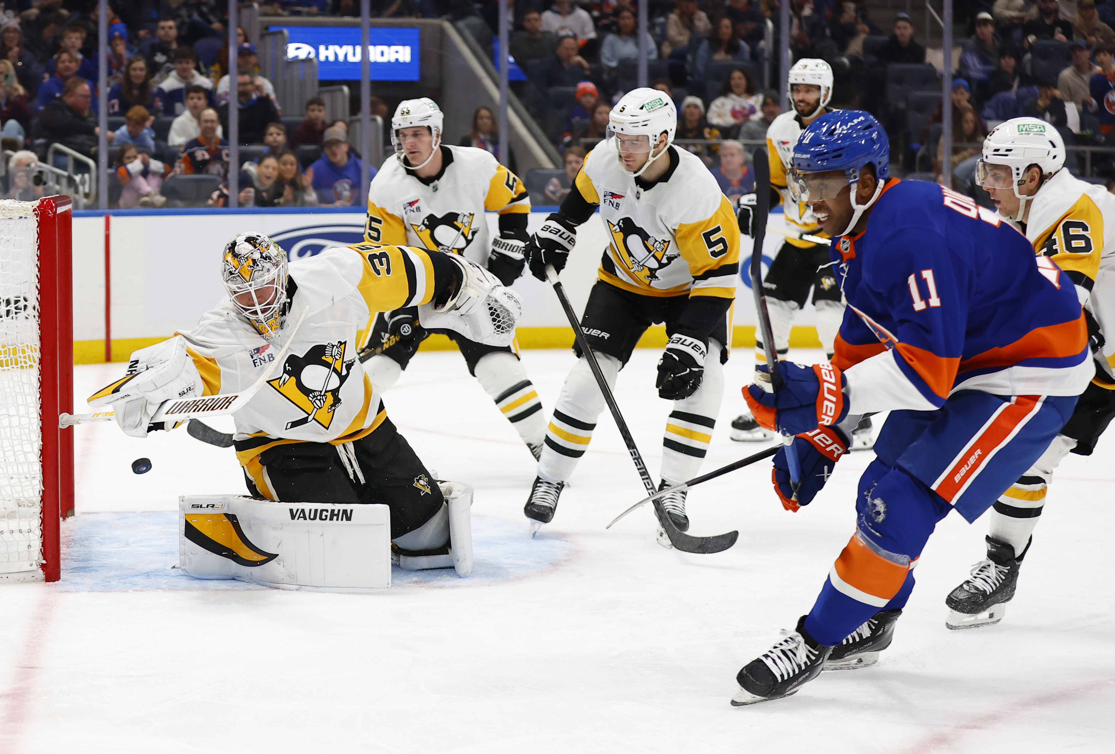 Cizikas, Lee score 2 each as Islanders beat Penguins 6-3