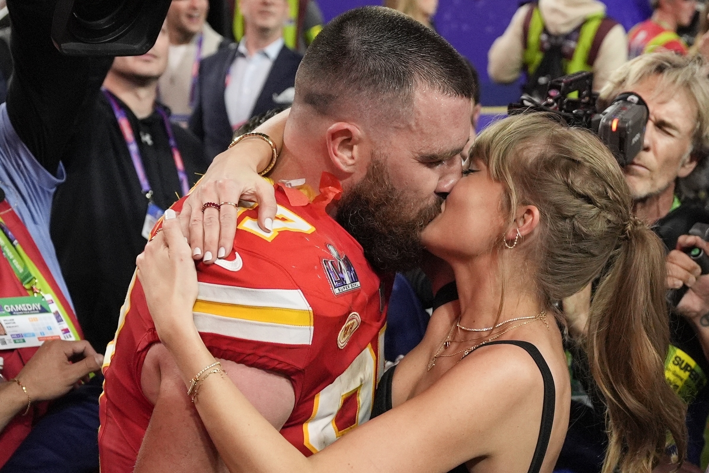 Kansas City Chiefs tight end Travis Kelce (87) kisses Taylor Swift after the NFL Super Bowl 58 football game against the San Francisco 49ers, Sunday, Feb. 11, 2024, in Las Vegas. The Chiefs won 25-22. 