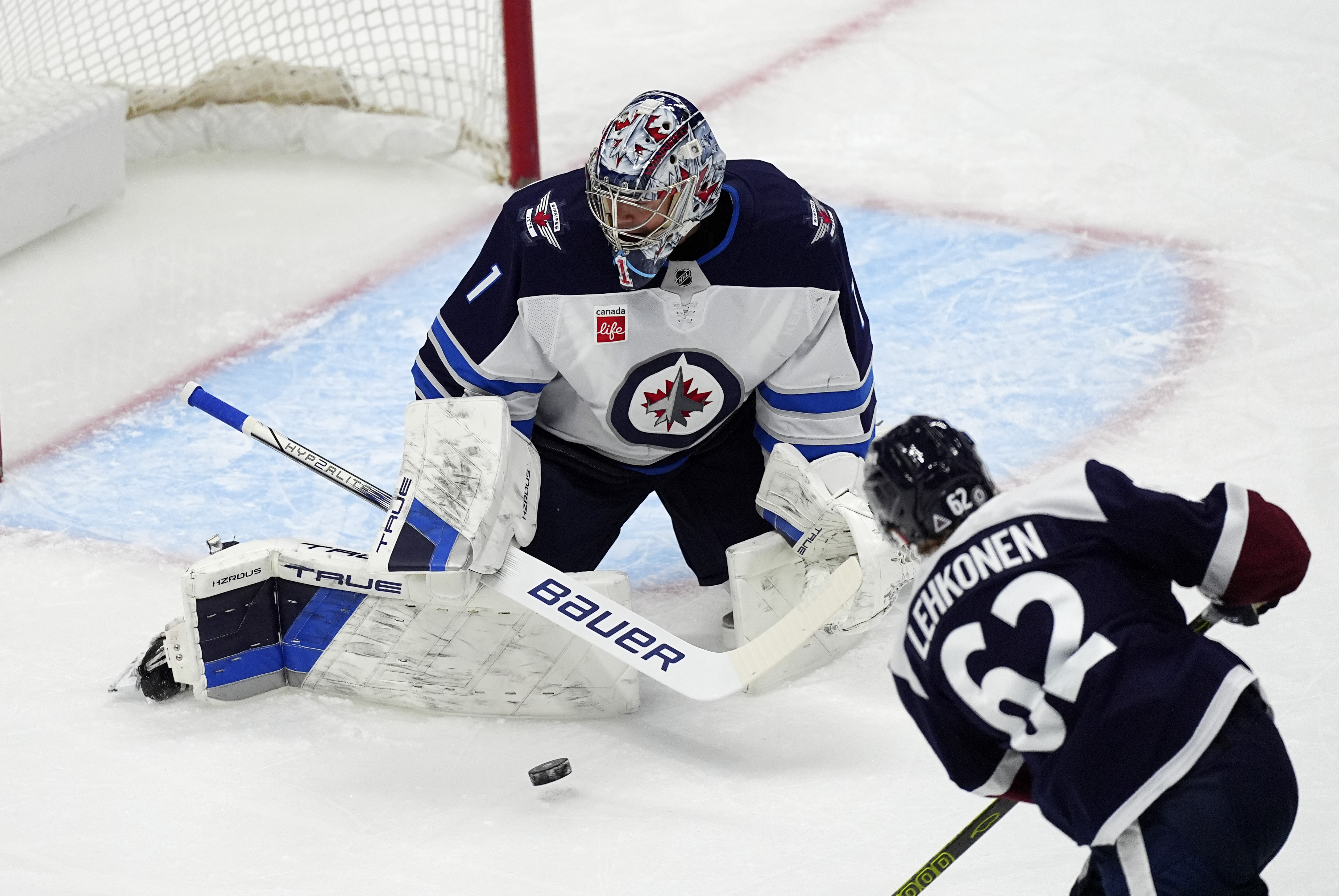 Mittelstadt snaps 19-game scoring drought, leads Avalanche past NHL-leading Jets 5-2