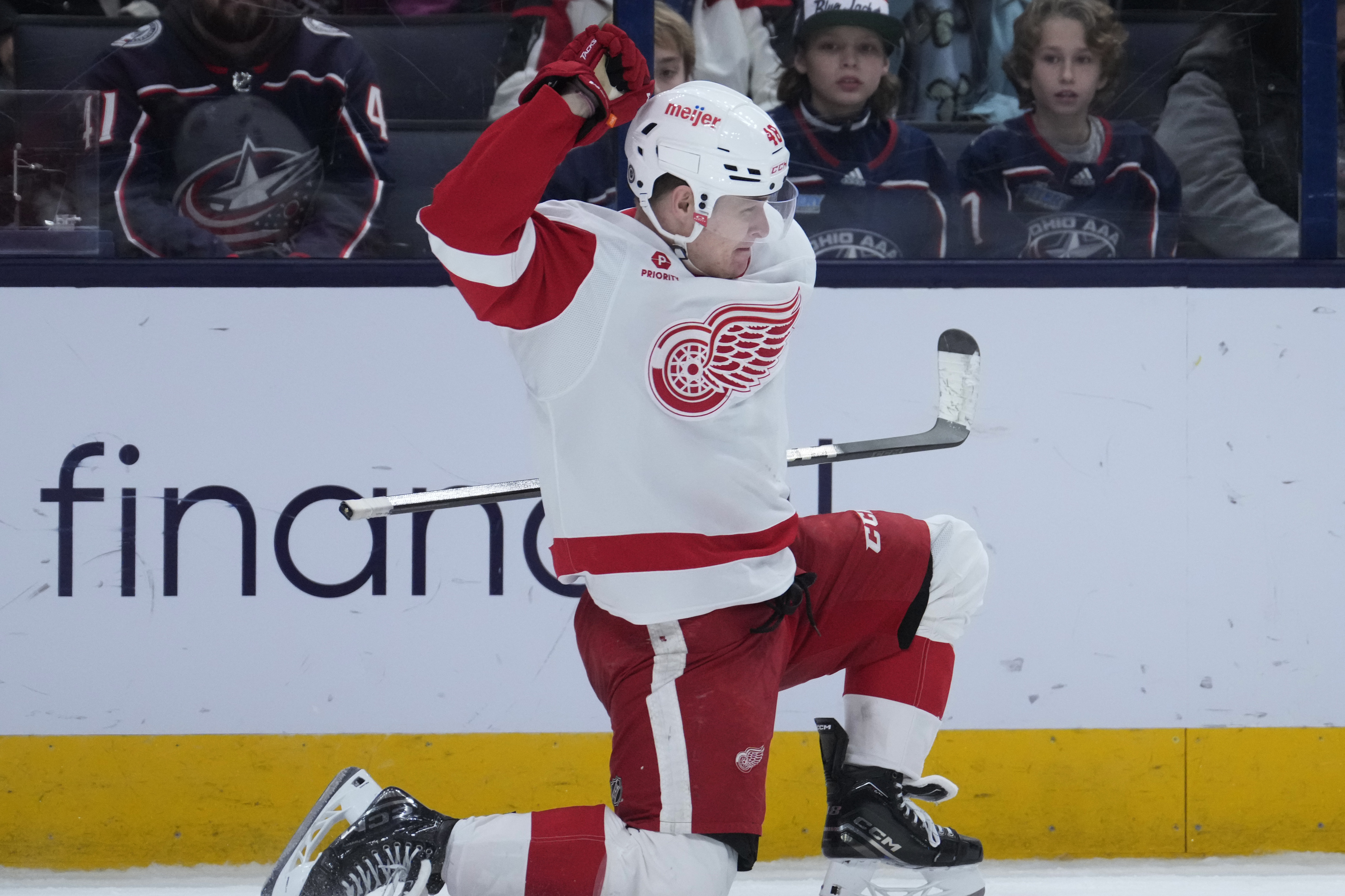 Jonatan Berggren scores with 36 seconds remaining, Red Wings top Blue Jackets 5-4