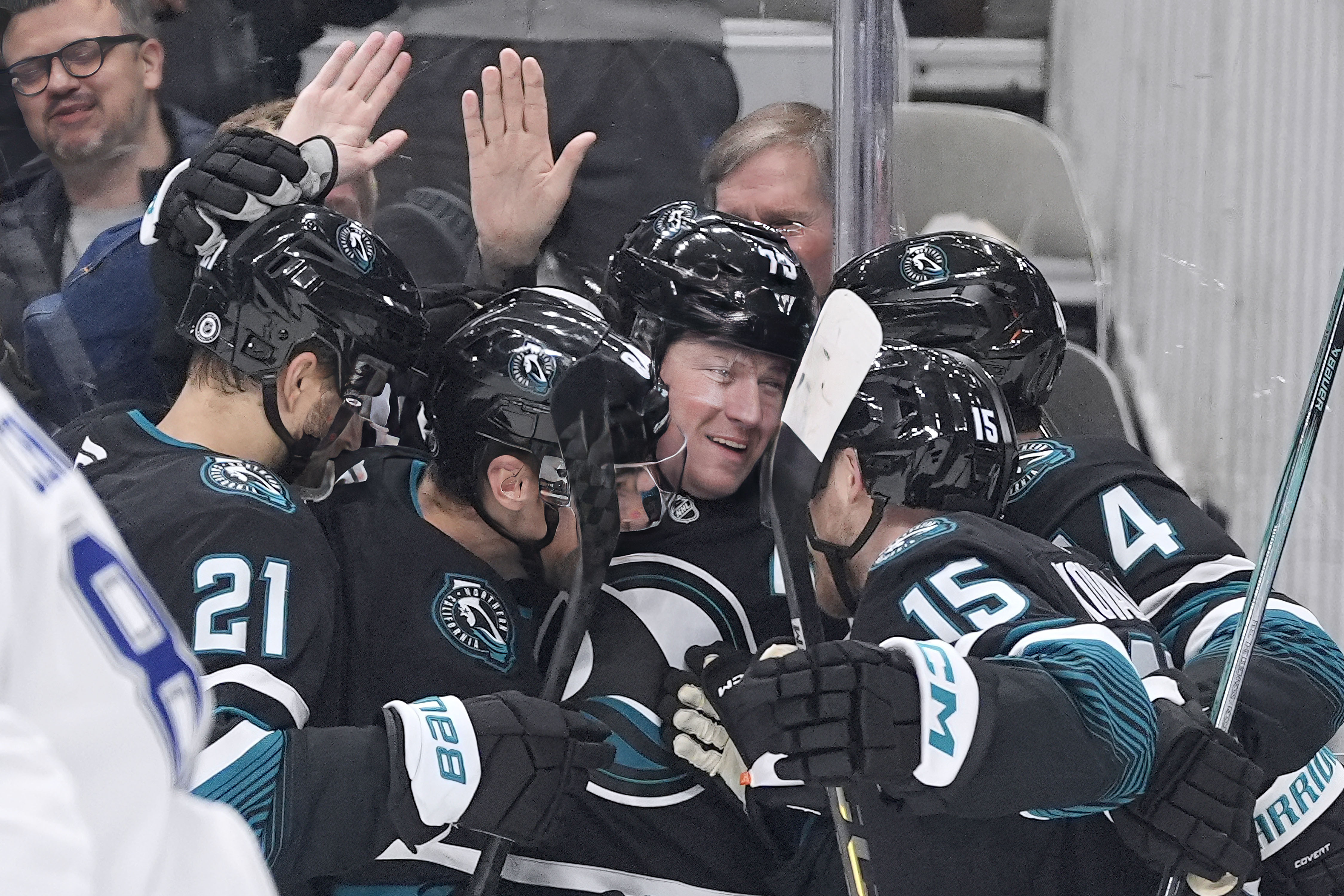 The Sharks beat the Lightning 2-1 for their 1st home win since November