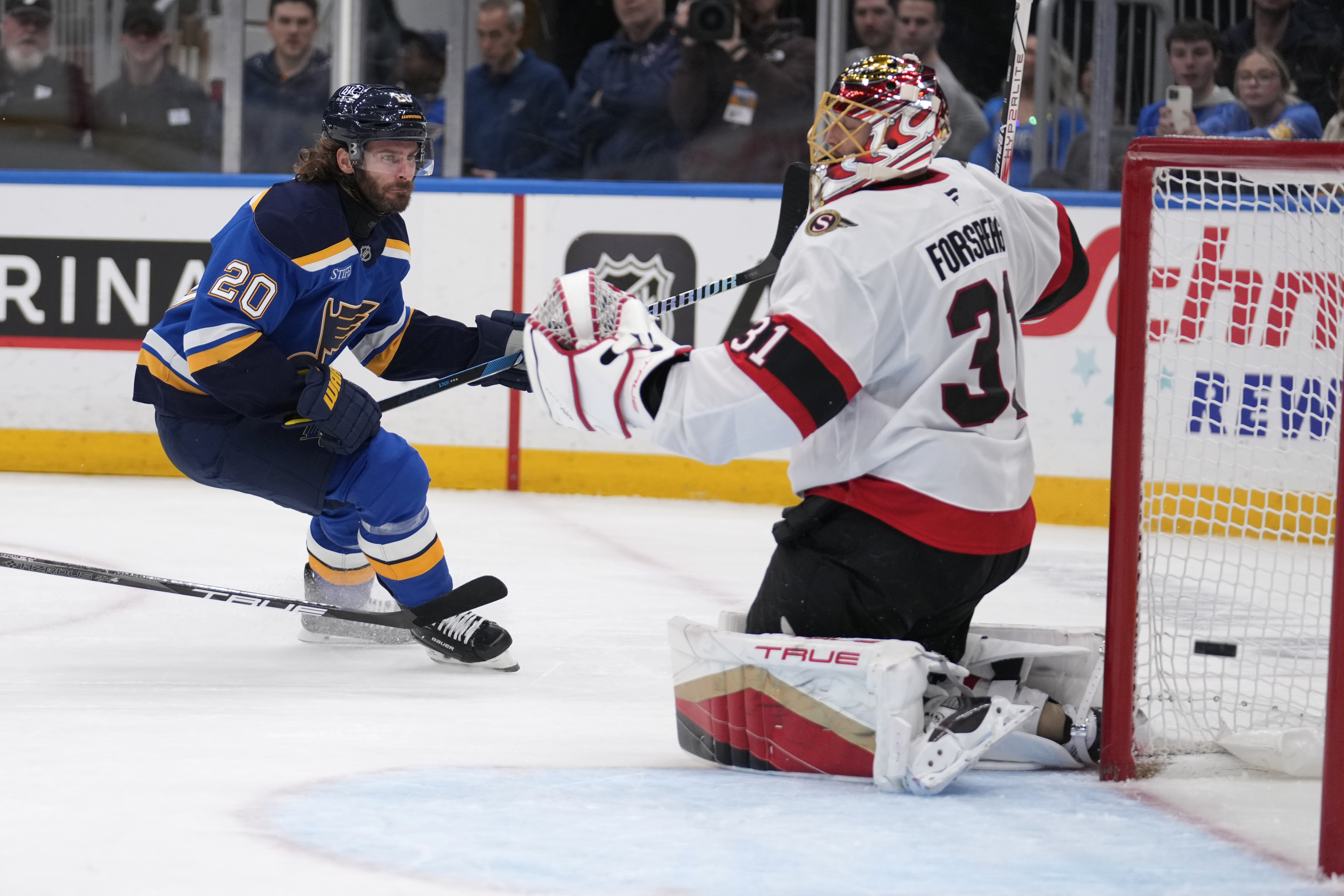 Brandon Saad gets third career hat trick to help Blues beat Senators 4-0