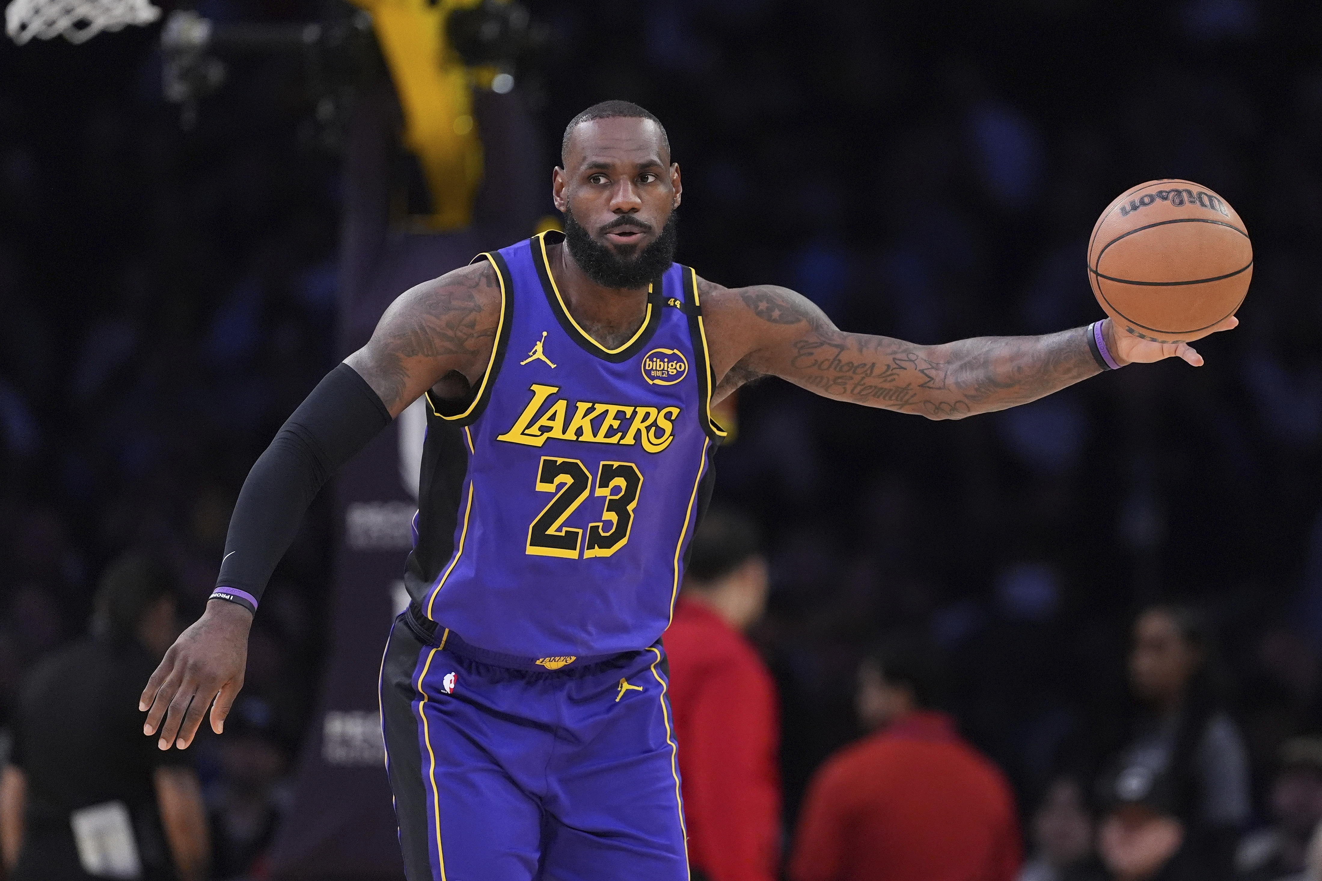 LeBron James breaks Jordan's record for 30-point games in Lakers' 119-102 win over Hawks