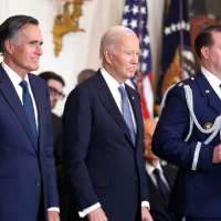 Mitt Romney accepts Medal of Freedom on his father's behalf
