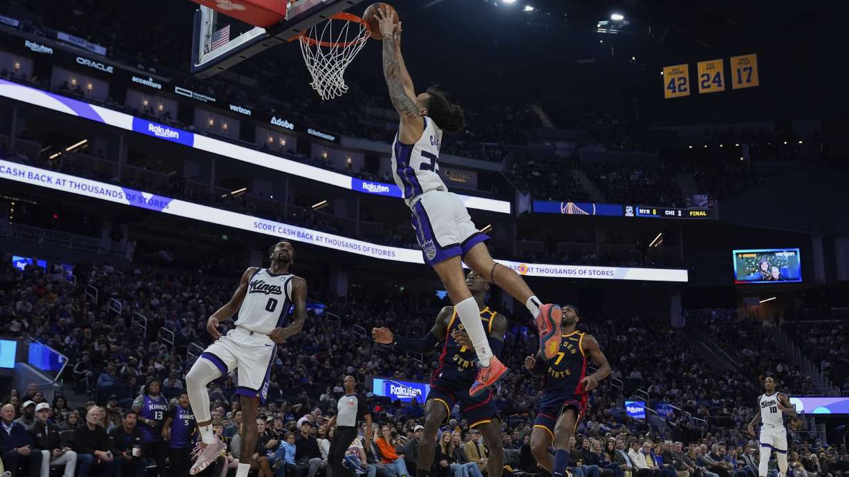 Sacramento Kings guard Devin Carter (22) dunks during the first half of an NBA basketball game against the Golden State Warriors, Sunday, Jan. 5, 2025, in San Francisco.