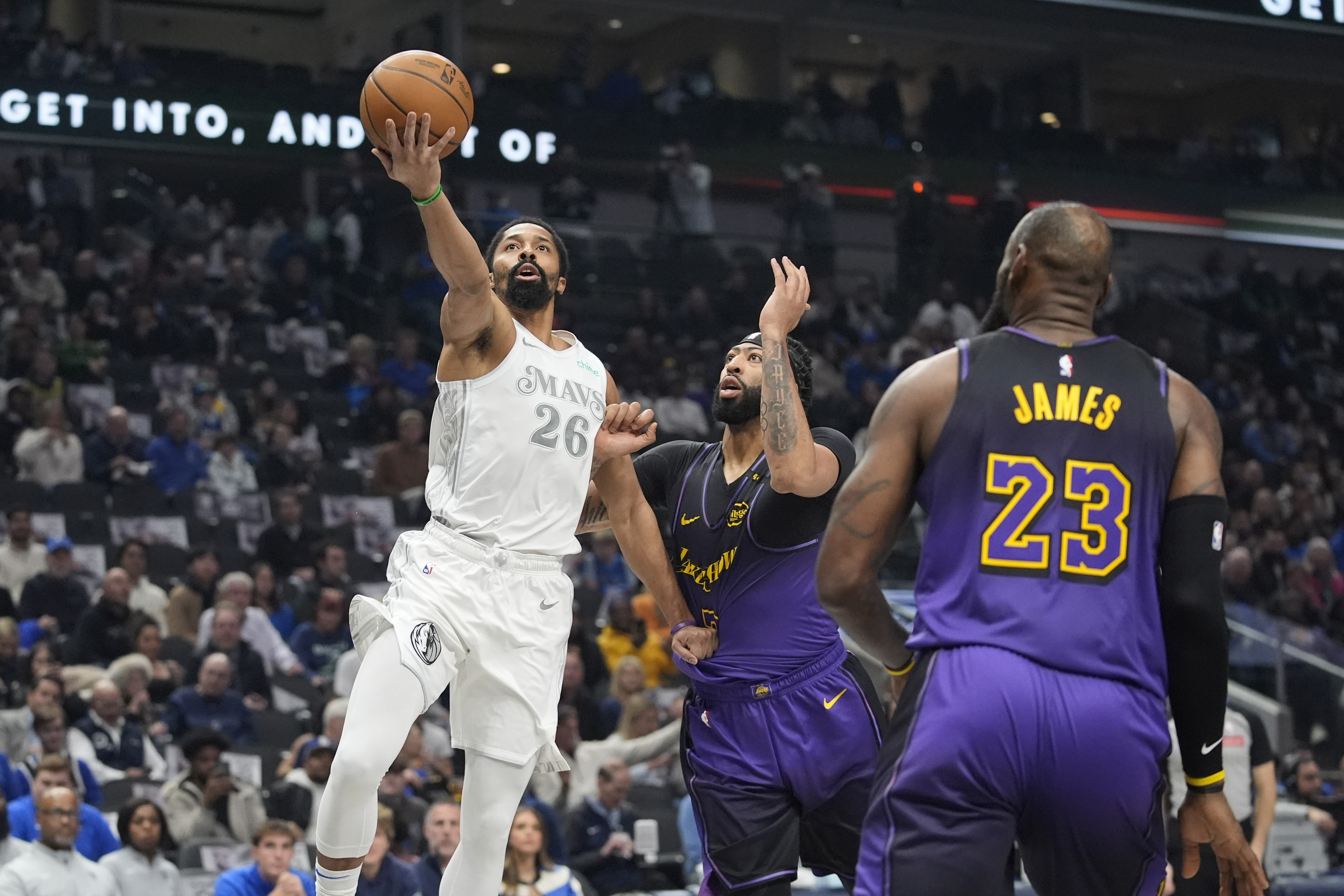 Mavericks end 5-game losing streak with a 118-97 victory over Lakers