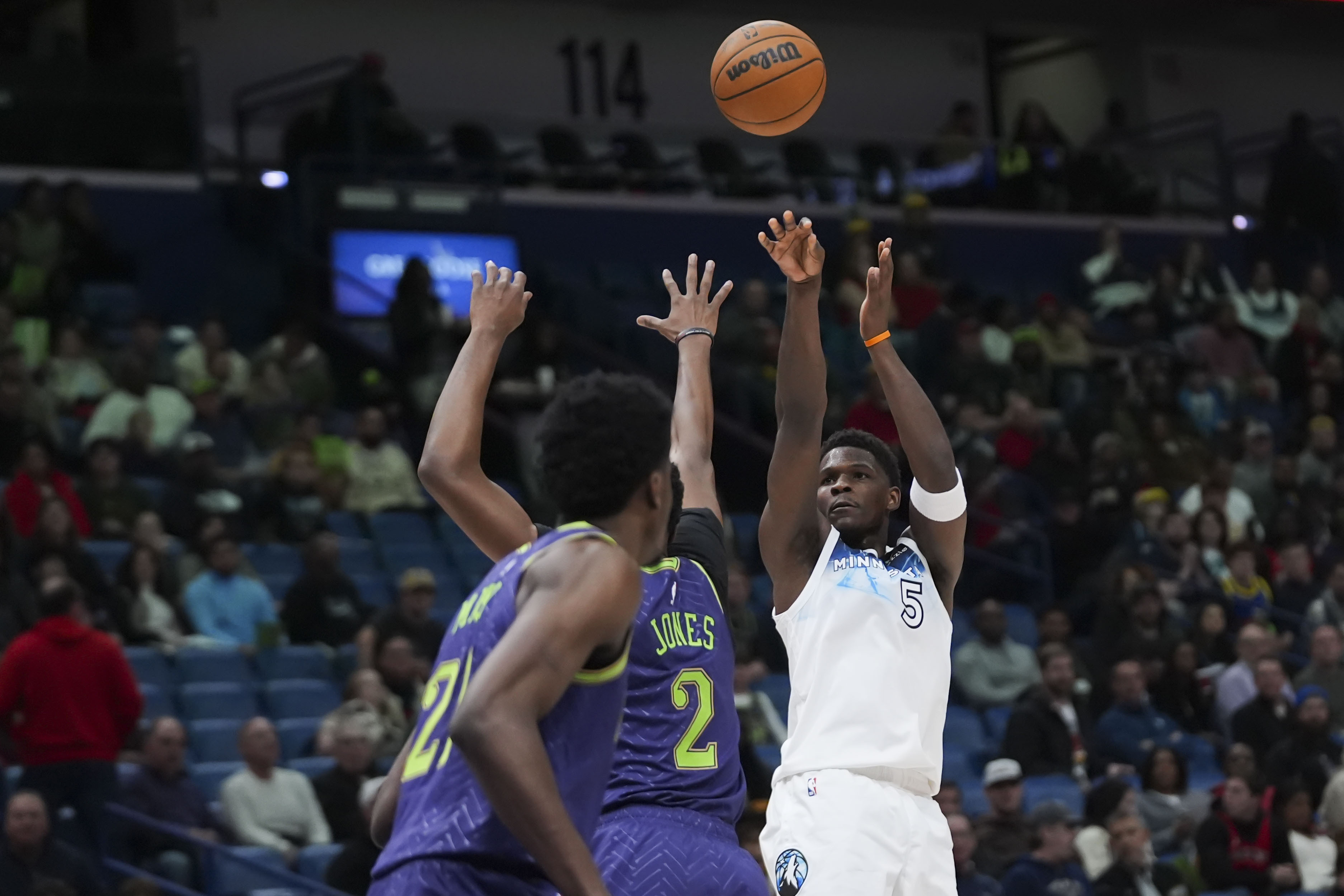 Anthony Edwards scores 32 and the Timberwolves top the Pelicans 104-97 in Zion Williamson's return