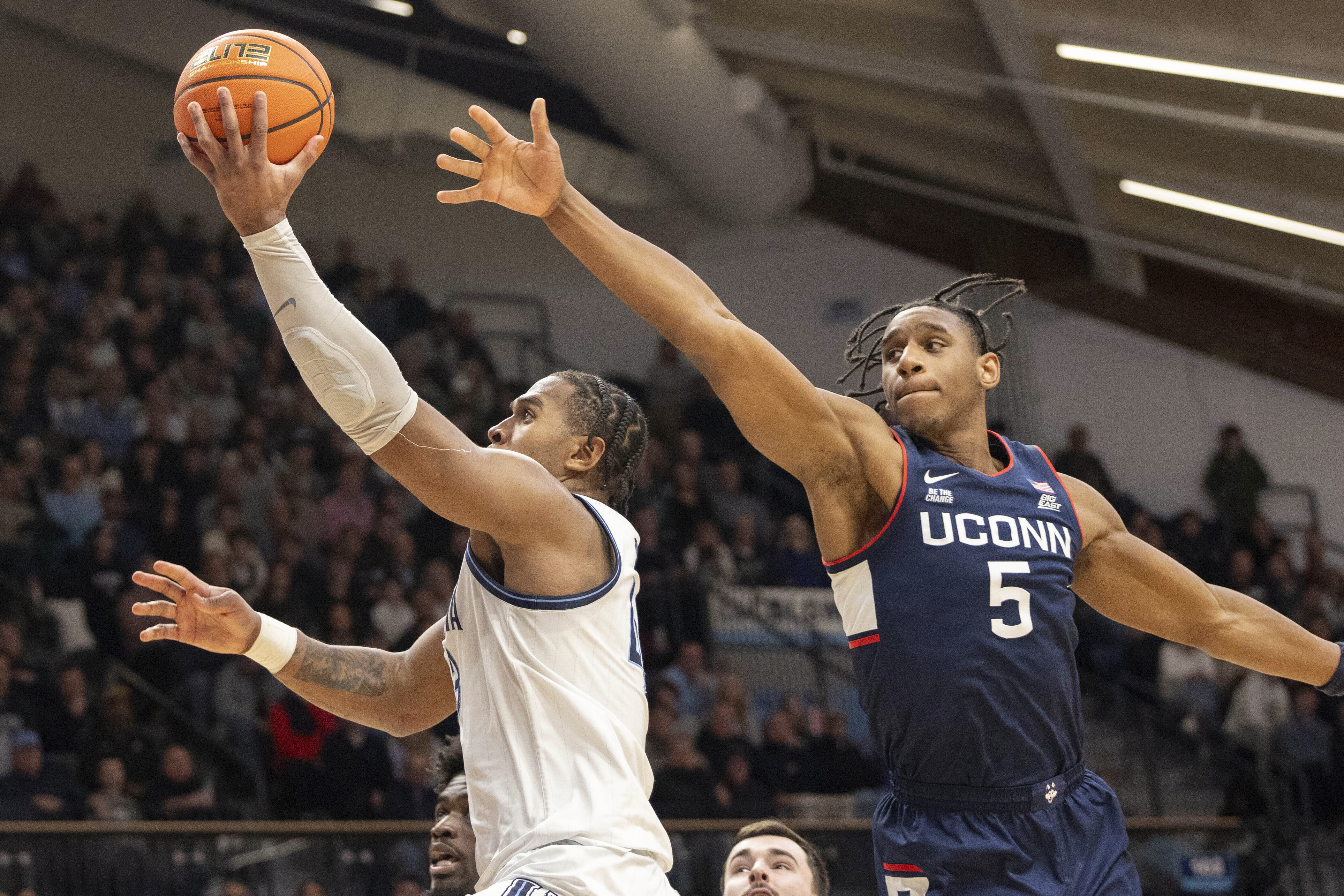 Dixon heats up in 2nd half to lead Villanova to 68-66 win over No. 9 UConn