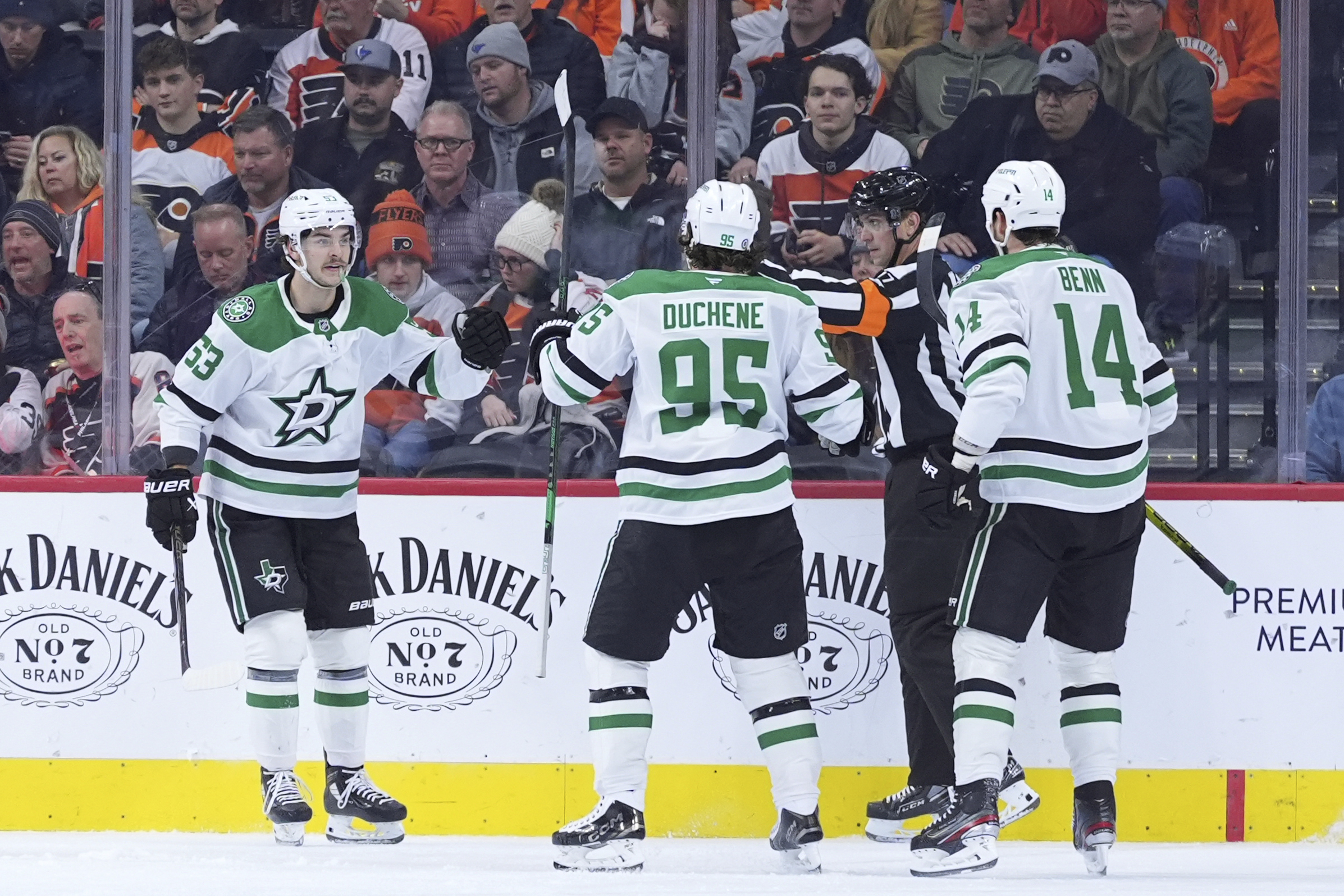 DeSmith stops 27 shots to lead Stars to 6th straight win, 4-1 over Flyers