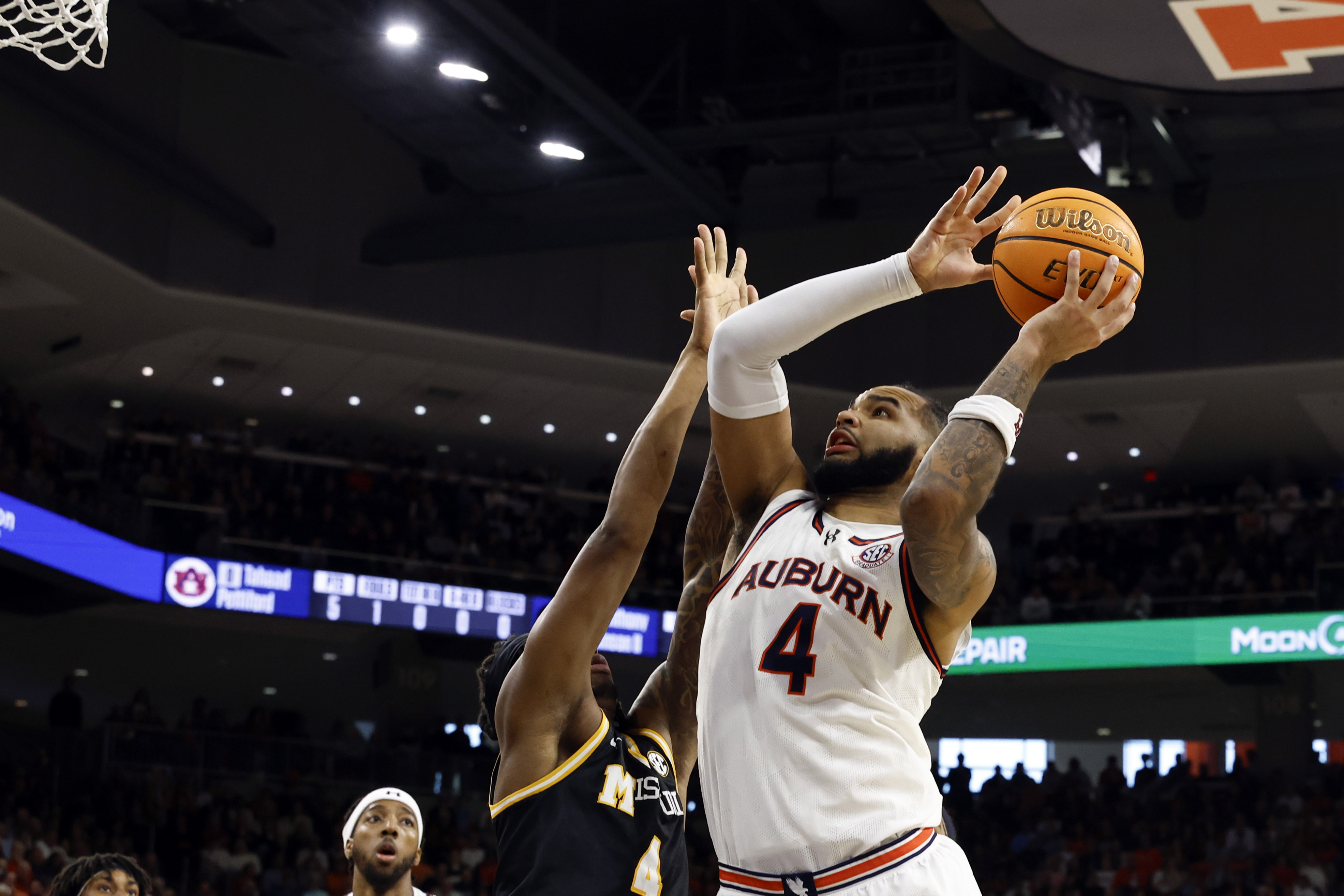 Auburn forward Johni Broome, right, looks to shoot over Missouri guard Marcus Allen, second from right, for the basket during the second half of an NCAA college basketball game, Saturday, Jan. 4, 2025, in Auburn, Ala. 
