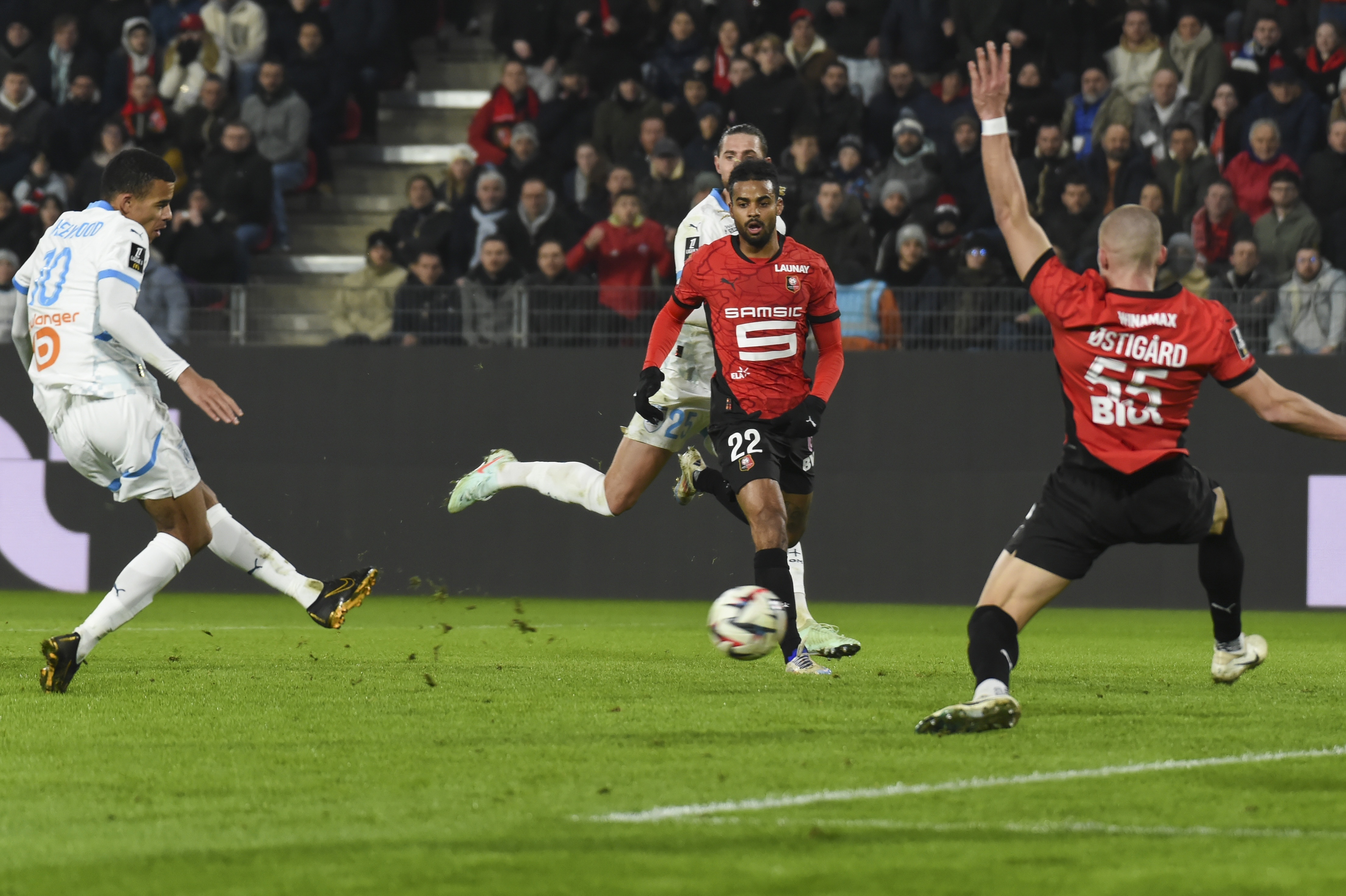 Marseille's Mason Greenwood, left, scores his side's first goal during the French League One soccer match between Rennes and Marseille in Rennes, France, Saturday Jan. 11, 2025. 