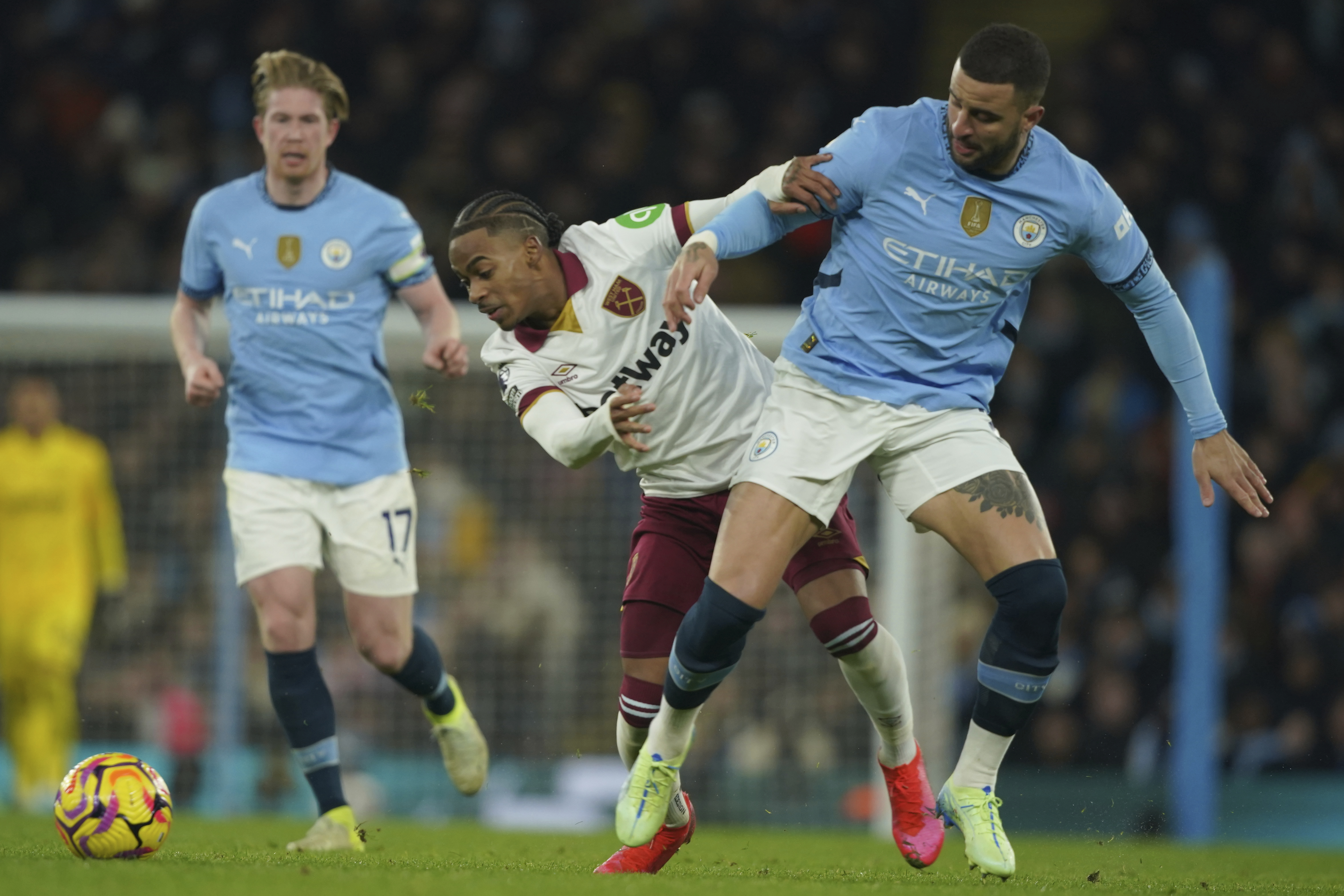 West Ham's Crysencio Summerville, left, and Manchester City's Kyle Walker battle for the ball during a English Premier League soccer match at Etihad stadium in Manchester, England, Saturday, Jan. 4, 2025.