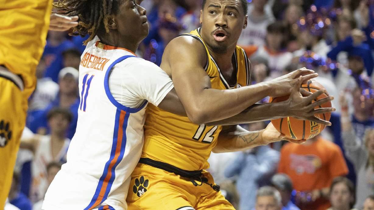 Florida guard Denzel Aberdeen pressures Missouri guard Tony Perkins during the first half of an NCAA college basketball game, Tuesday, Jan. 14, 2025, in Gainesville, Fla.