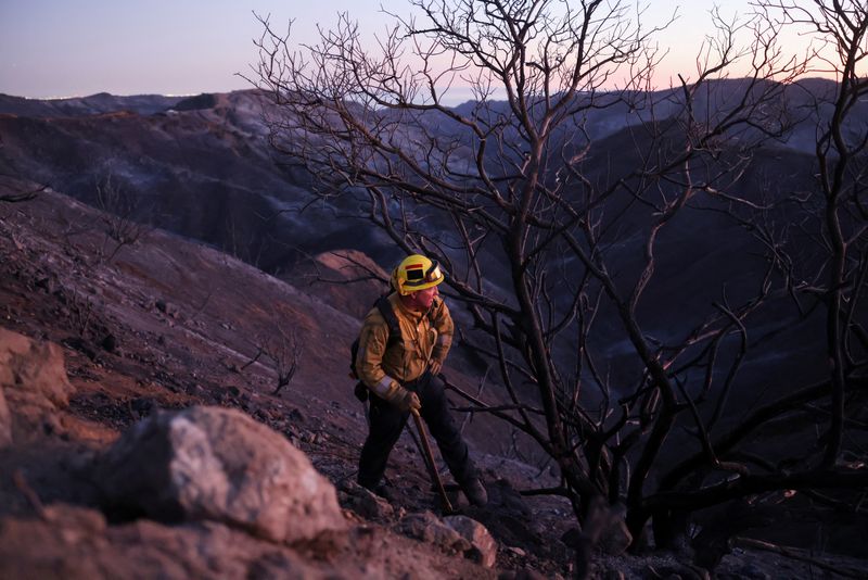 Los Angeles evacuees told to stay away from home at least another week