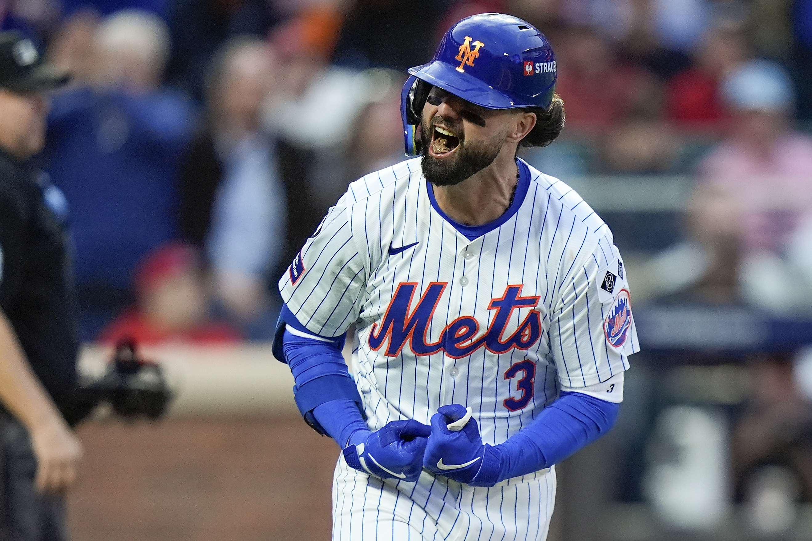 Mets and outfielder Jesse Winker agree to 1-year contract, AP source says