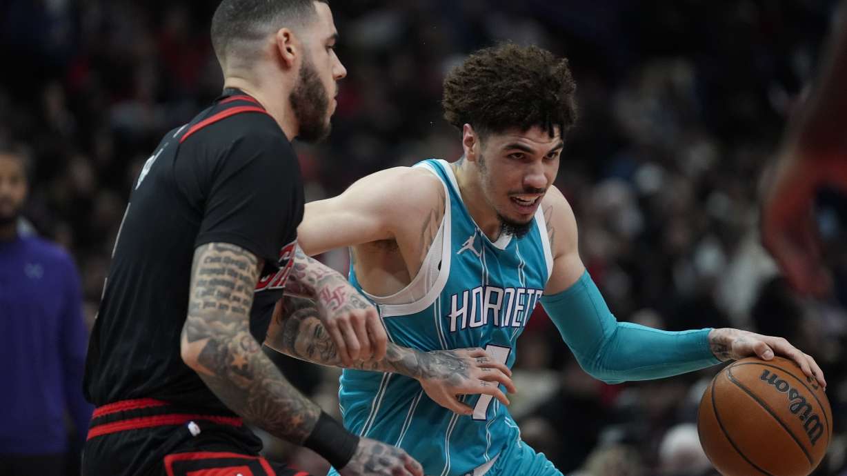 Chicago Bulls guard Lonzo Ball, left, guards against his brother, Charlotte Hornets guard LaMelo Ball (1), during the first half of an NBA basketball game Friday, Jan. 17, 2025, in Chicago.