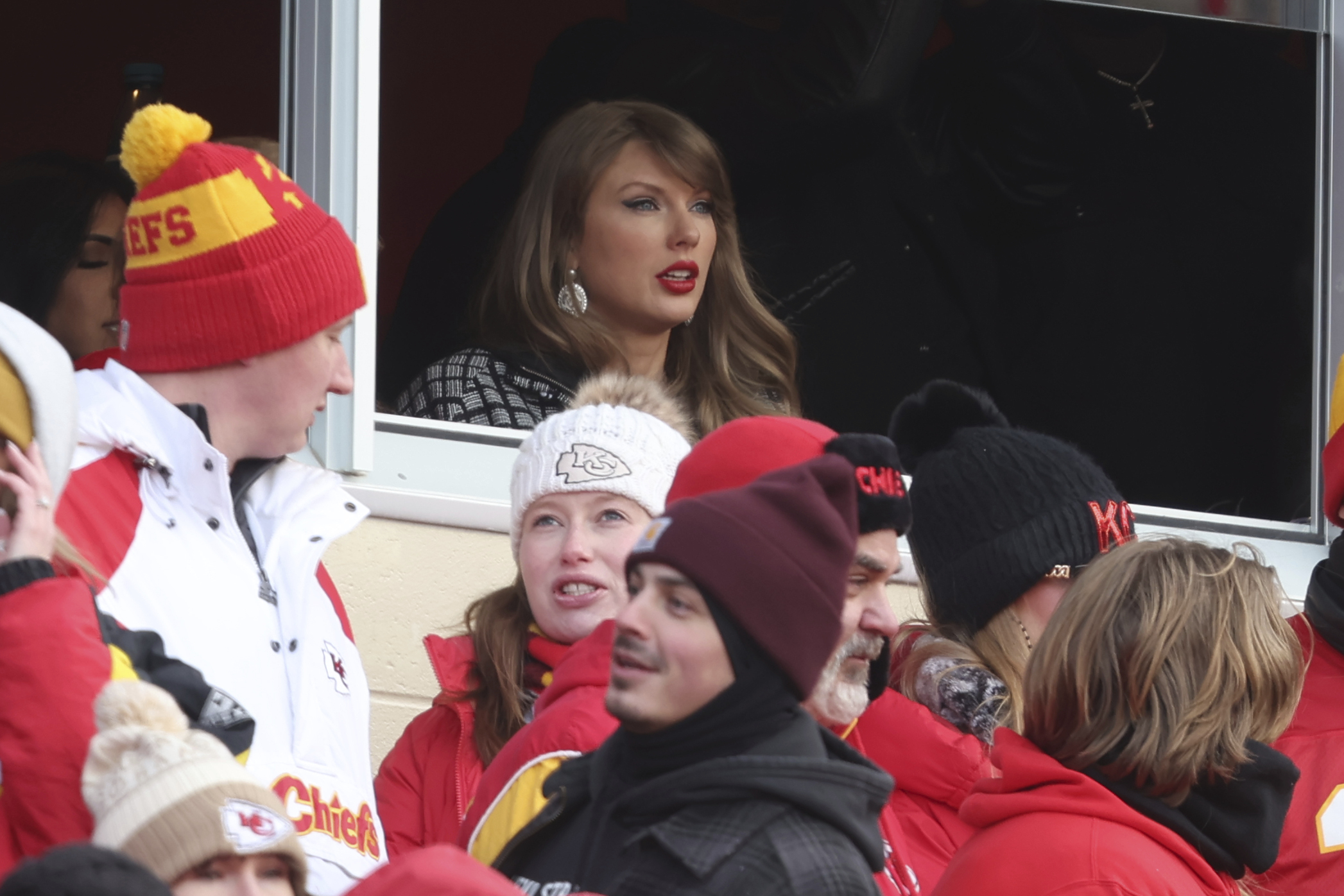 Taylor Swift returns to Arrowhead to watch Travis Kelce and the Chiefs, joined by Caitlin Clark