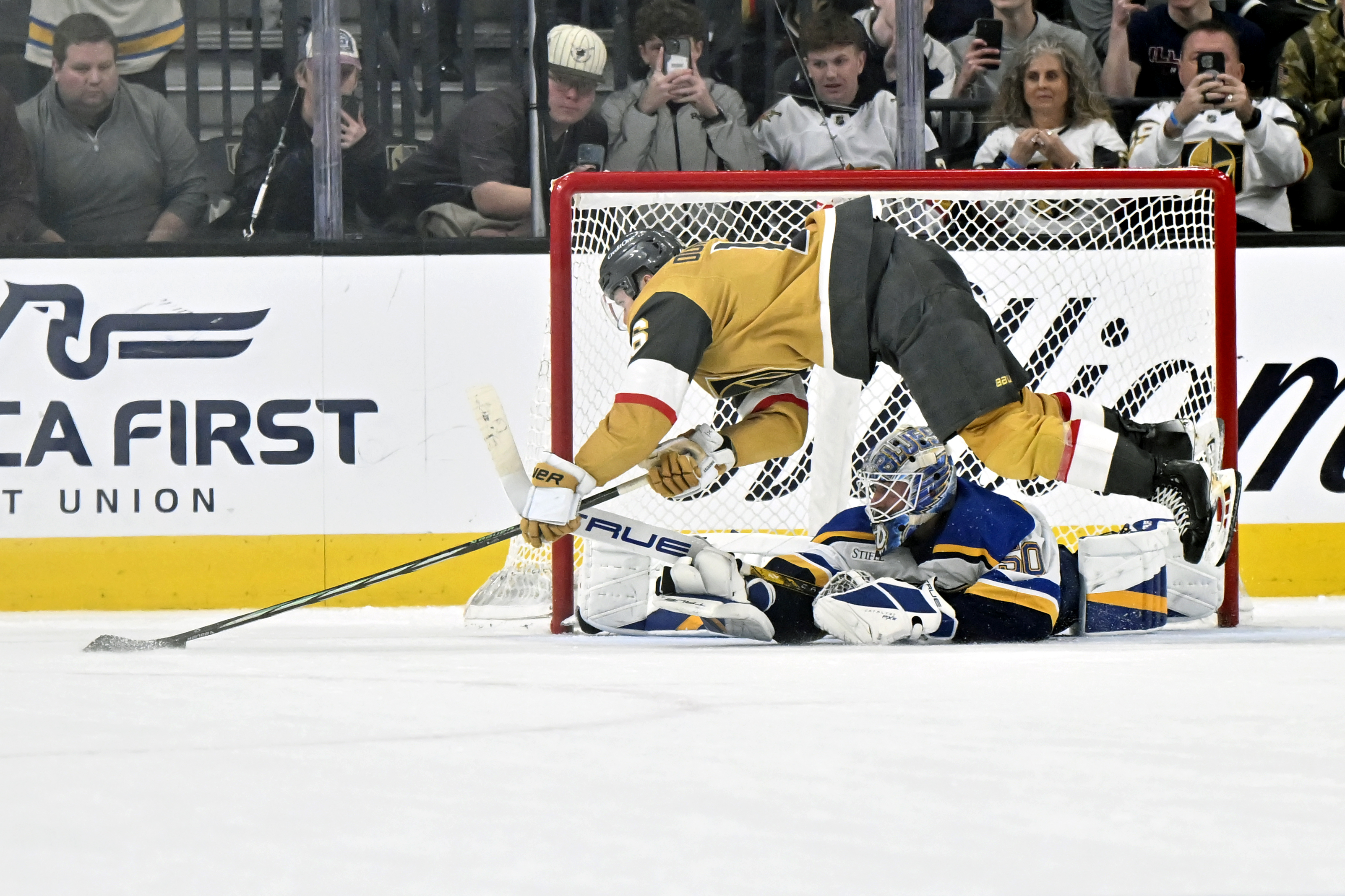 Blues hold on to defeat the Golden Knights 5-4 after giving up 2 late goals