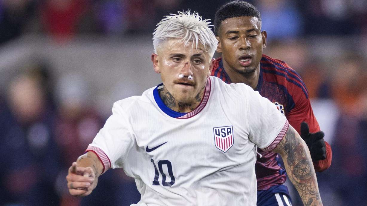 Diego Luna escapes a Costa Rican defender Wednesday in Orlando, Florida.