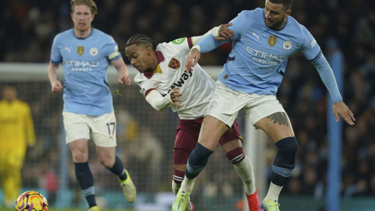 West Ham's Crysencio Summerville, left, and Manchester City's Kyle Walker battle for the ball during a English Premier League soccer match at Etihad stadium in Manchester, England, Saturday, Jan. 4, 2025.