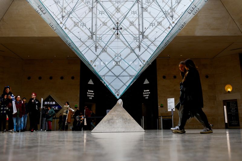 Paris' Louvre museum, in dire state, cries for help