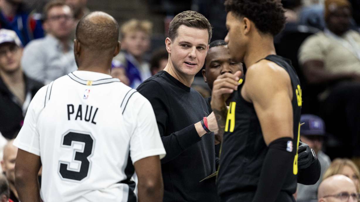 Utah Jazz head coach Will Hardy looks to San Antonio Spurs guard Chris Paul (3) as Hardy finishes drawing up a play during an NBA basketball game held at the Delta Center in Salt Lake City on Tuesday, Nov. 26, 2024.