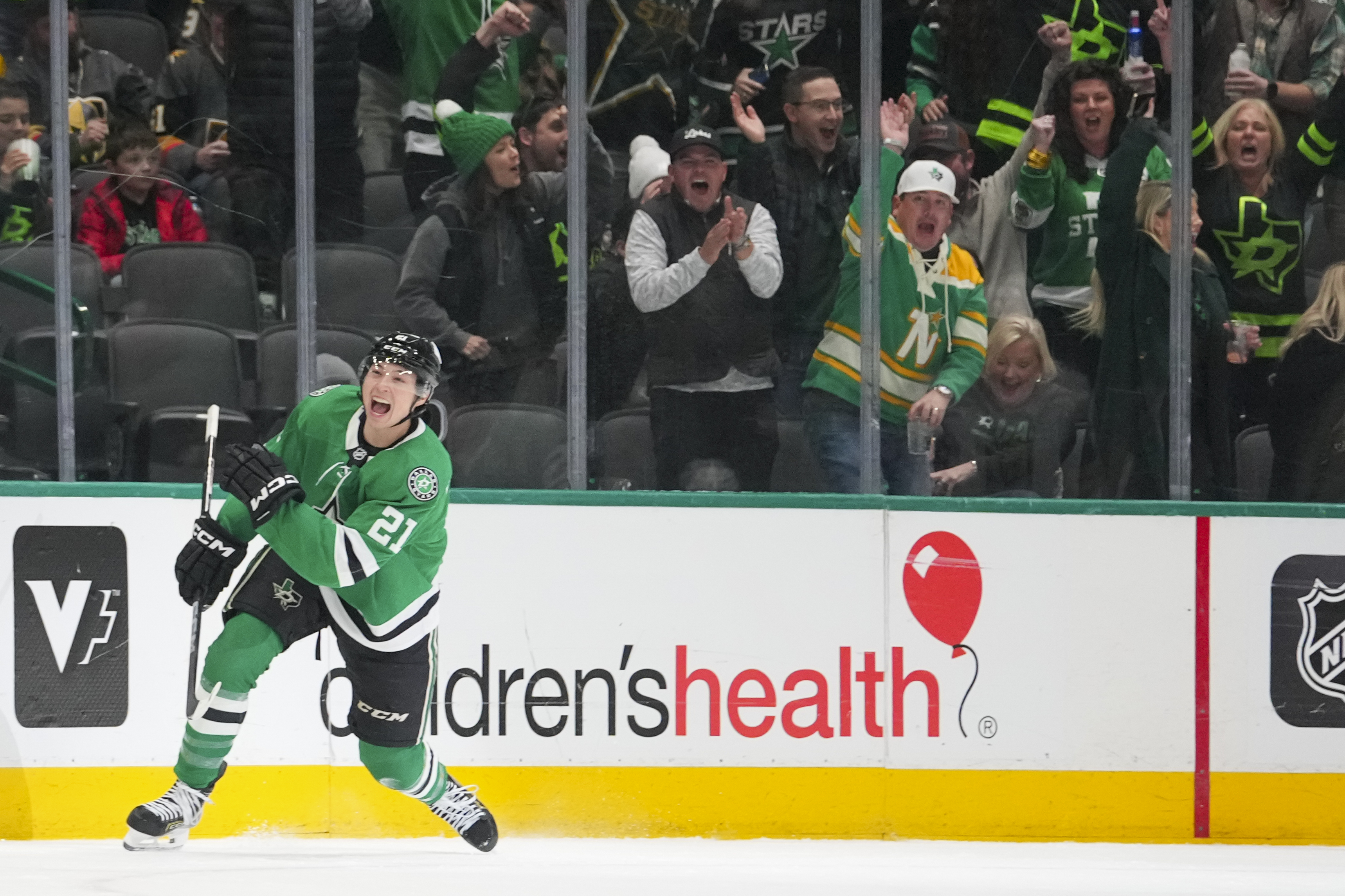 Robertson scores twice, Benn adds tally as Stars beat Golden Knights 4-3