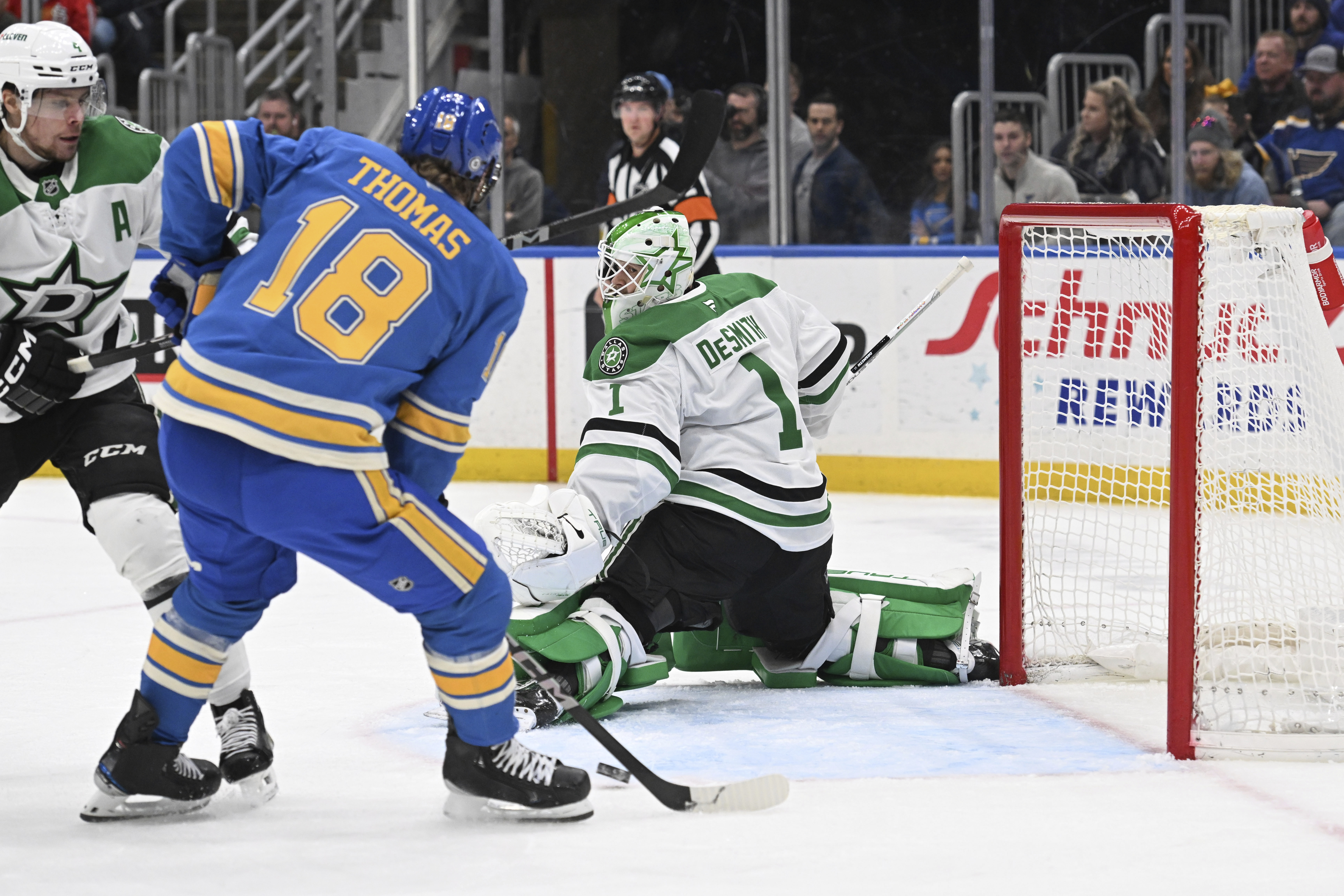 DeSmith stops 33 shots in his 2nd shutout of the season as Stars top Blues 2-0