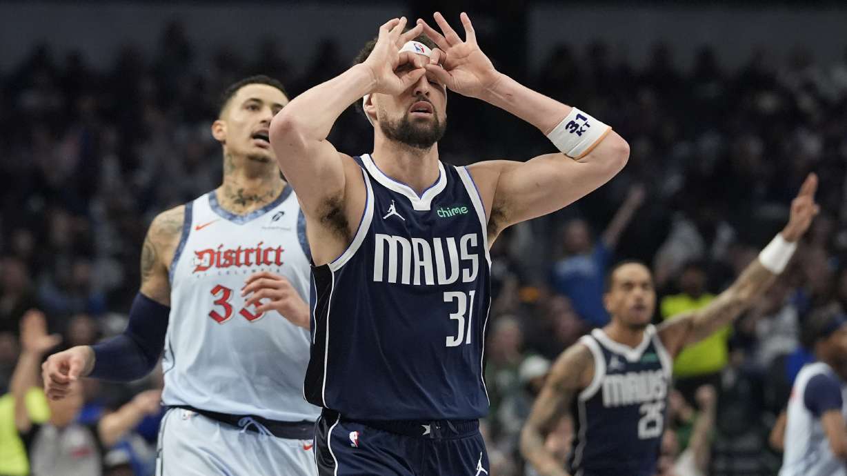 Dallas Mavericks guard Klay Thompson (31) gestures after scoring a 3-point basket against Washington Wizards forward Kyle Kuzma, left, during the first half of an NBA basketball game Monday, Jan. 27, 2025, in Dallas.