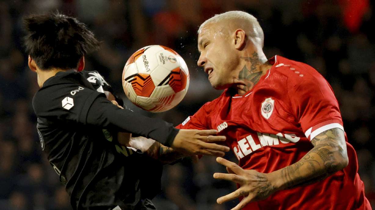 FILE - Frankfurt's Daichi Kamada, left, goes up against Royal Antwerp's Radja Nainggolan during the Europa League group D soccer match between Royal Antwerp and Frankfurt at the Bosuil Stadium in Deurne, Belgium, Sept. 30, 2021.