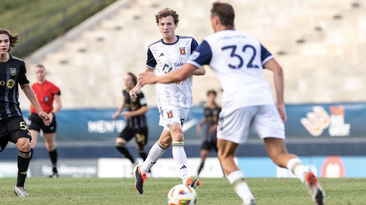 Griffin Dillon, middle left, looks for the ball with the Real Monarchs.